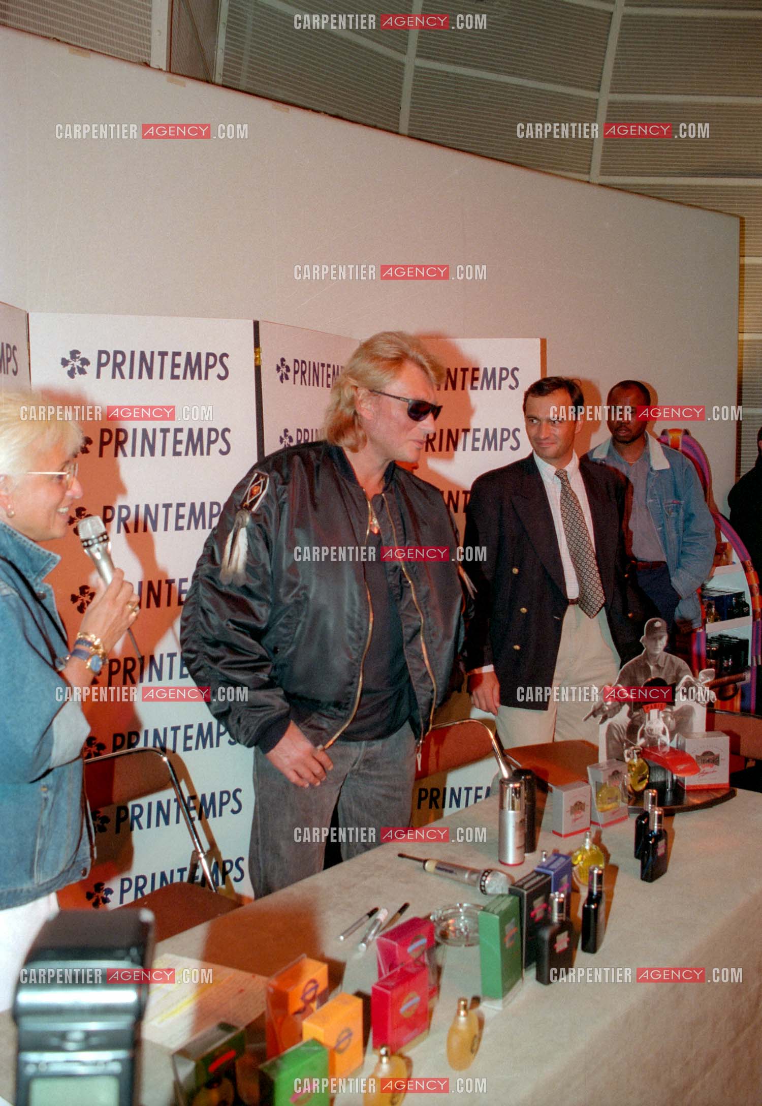 Le chanteur Johnny Hallyday présente à ses fans au magasin Printemps à Paris la collection de ses parfums “ Retiens la Nuit, Que je T'aime, et Biker “.     ( Exclusif )