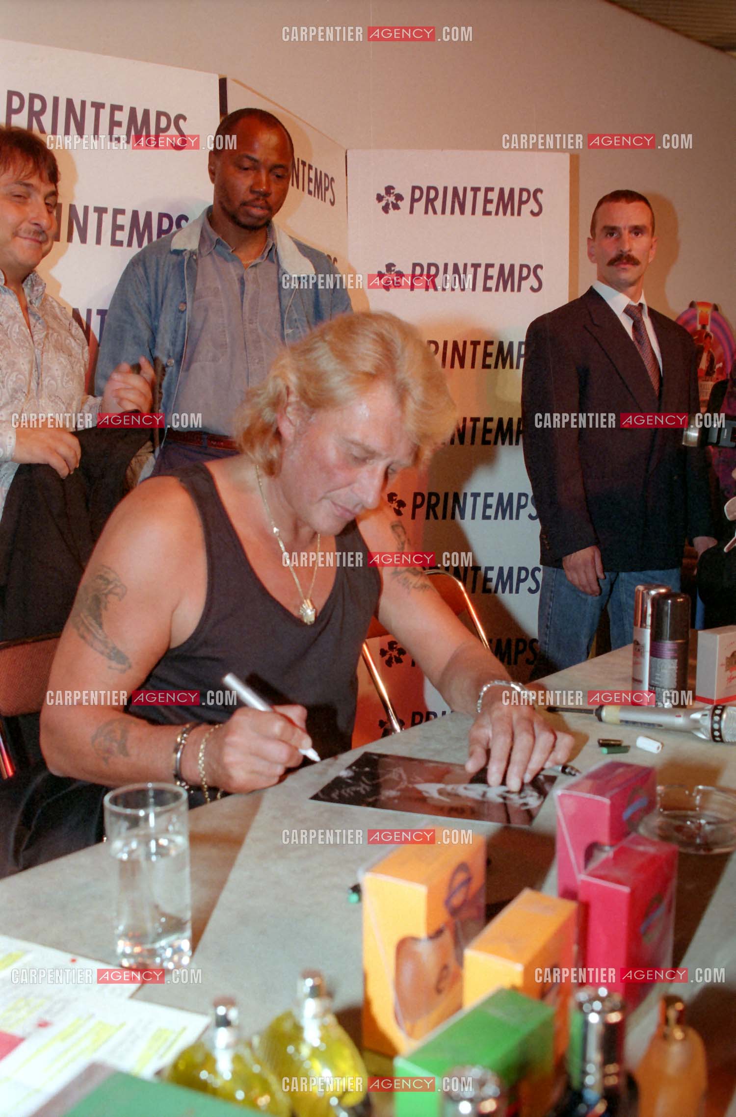 Le chanteur Johnny Hallyday présente à ses fans au magasin Printemps à Paris la collection de ses parfums “ Retiens la Nuit, Que je T'aime, et Biker “.     ( Exclusif )