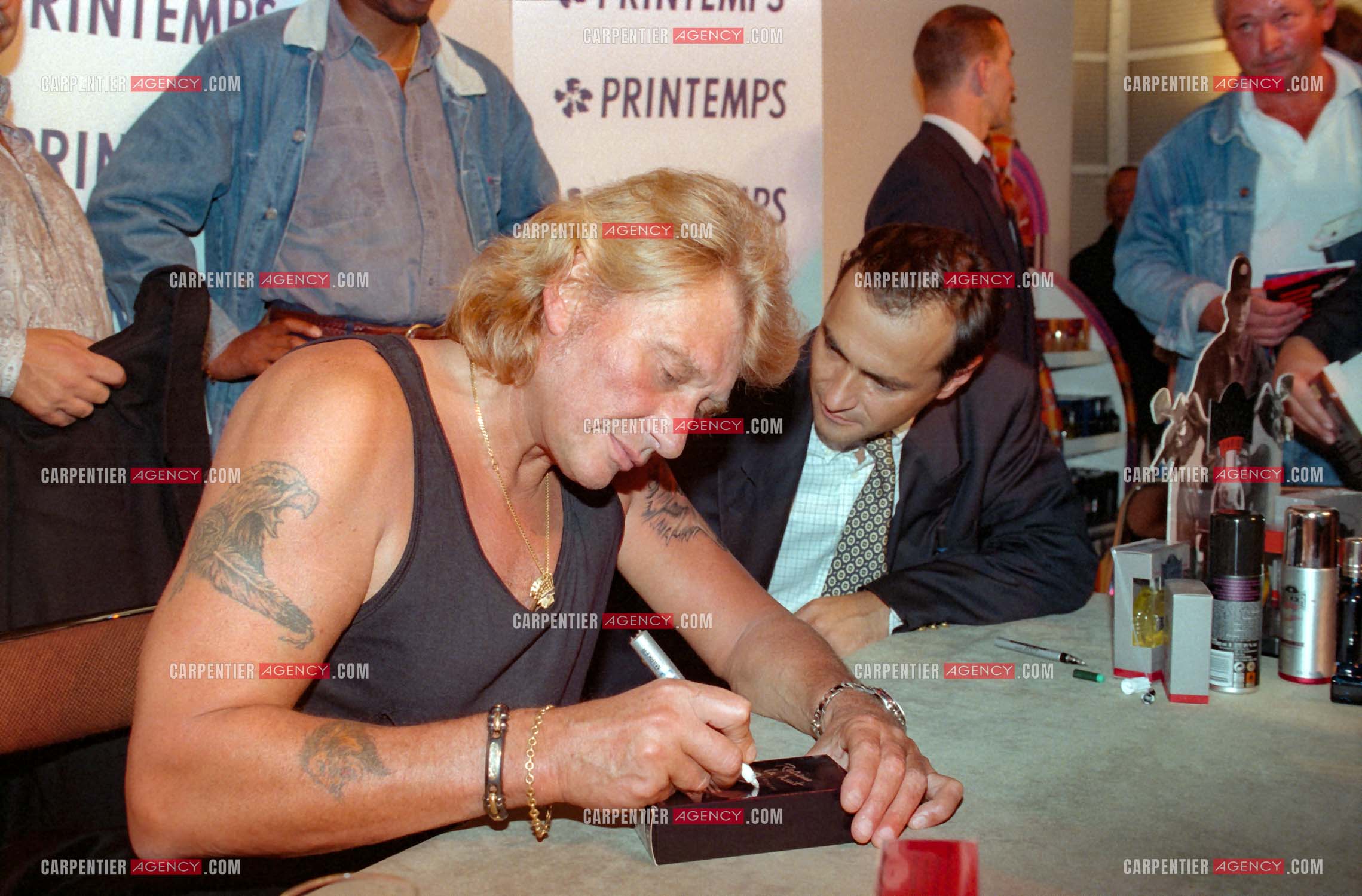 Le chanteur Johnny Hallyday présente à ses fans au magasin Printemps à Paris la collection de ses parfums “ Retiens la Nuit, Que je T'aime, et Biker “.     ( Exclusif )