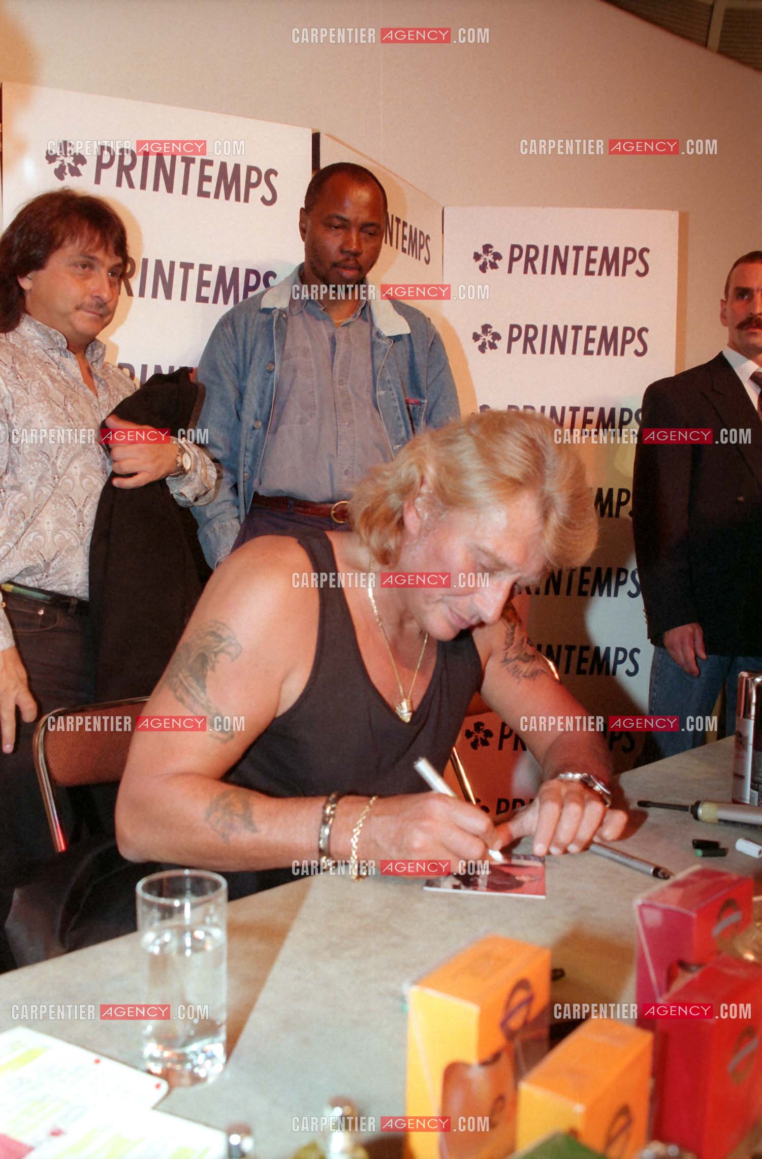 Le chanteur Johnny Hallyday présente à ses fans au magasin Printemps à Paris la collection de ses parfums “ Retiens la Nuit, Que je T'aime, et Biker “.     ( Exclusif )