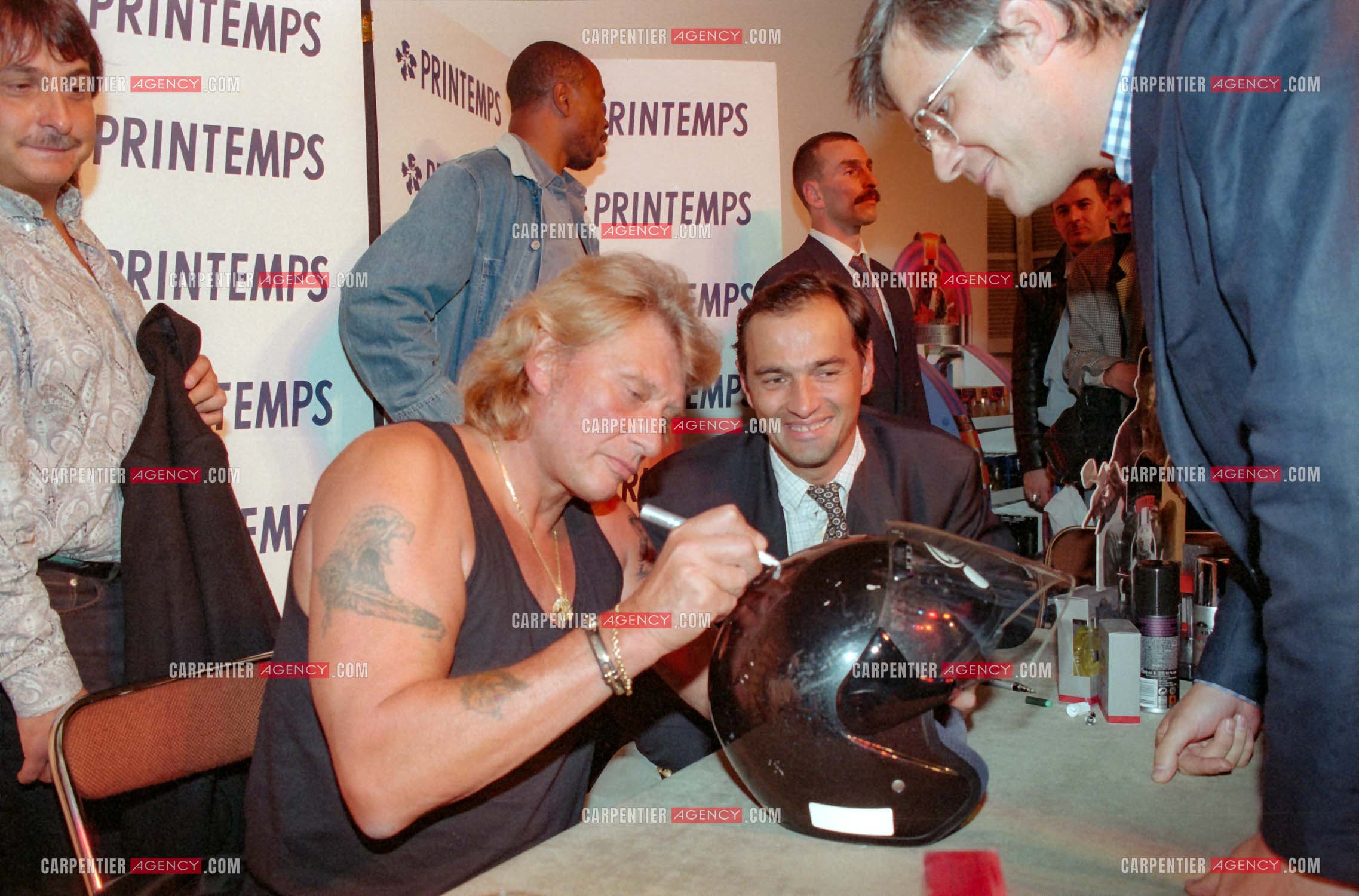 Le chanteur Johnny Hallyday présente à ses fans au magasin Printemps à Paris la collection de ses parfums “ Retiens la Nuit, Que je T'aime, et Biker “.     ( Exclusif )