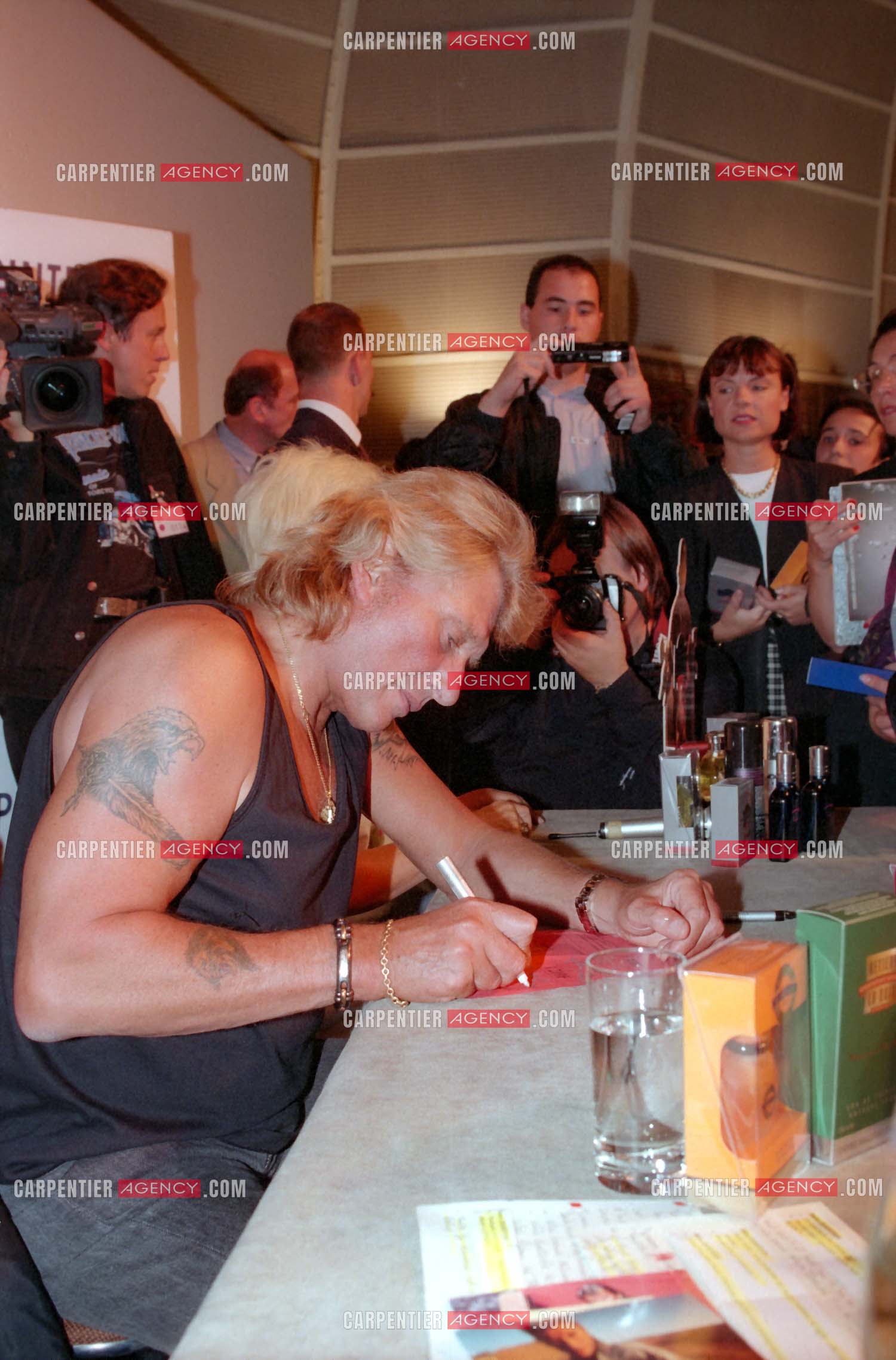Le chanteur Johnny Hallyday présente à ses fans au magasin Printemps à Paris la collection de ses parfums “ Retiens la Nuit, Que je T'aime, et Biker “.     ( Exclusif )