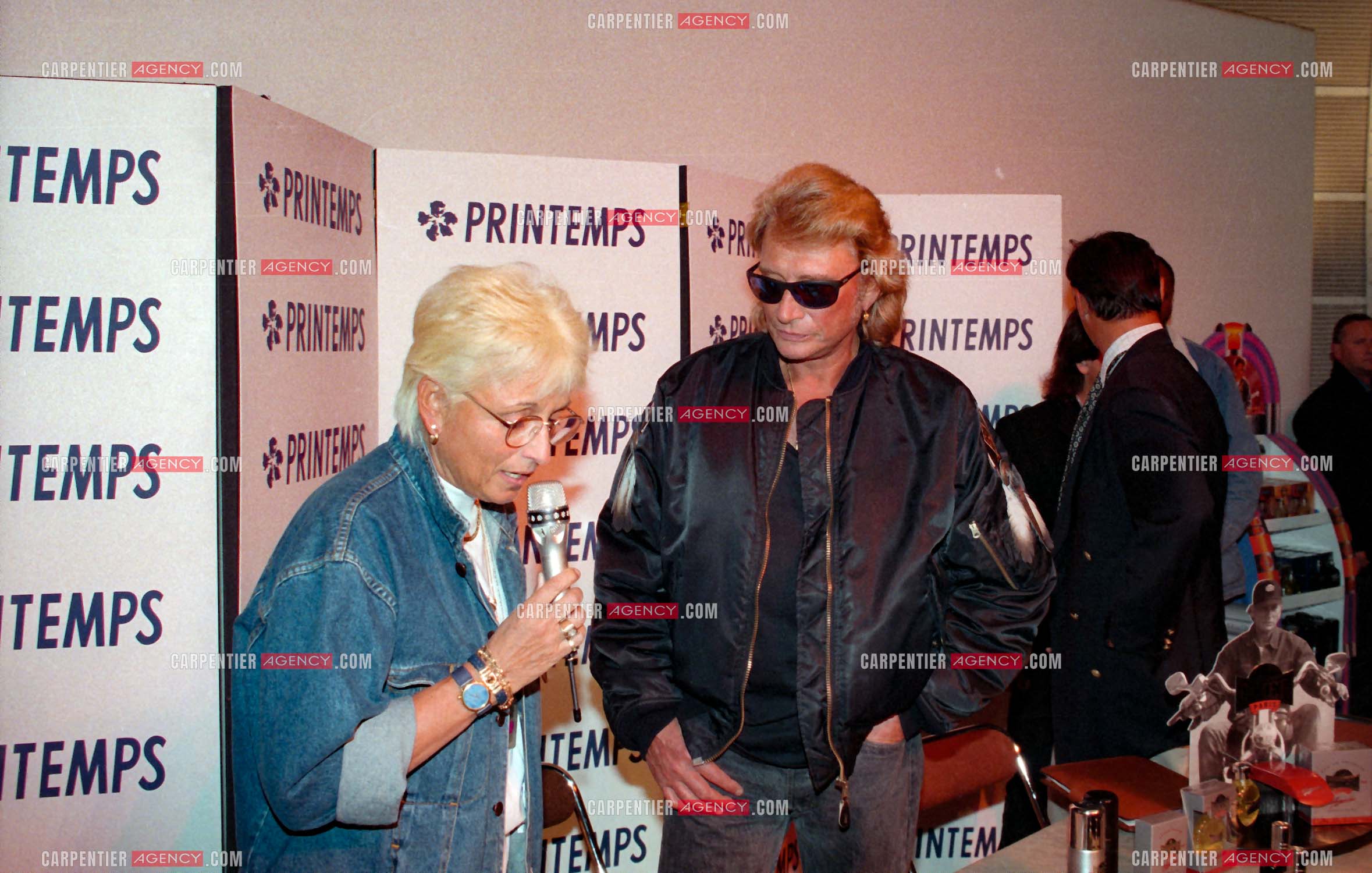 Le chanteur Johnny Hallyday présente à ses fans au magasin Printemps à Paris la collection de ses parfums “ Retiens la Nuit, Que je T'aime, et Biker “.     ( Exclusif )