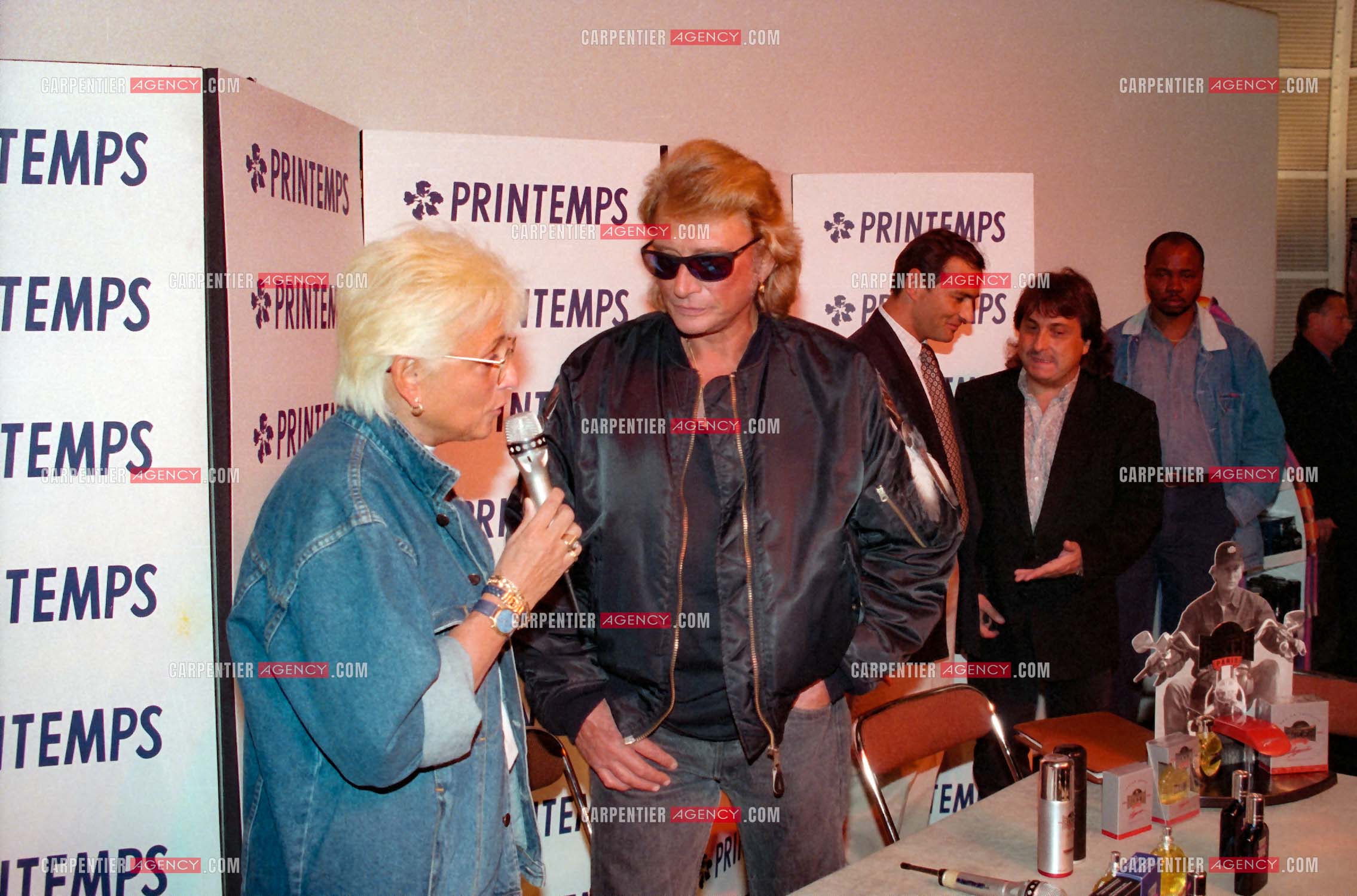 Le chanteur Johnny Hallyday présente à ses fans au magasin Printemps à Paris la collection de ses parfums “ Retiens la Nuit, Que je T'aime, et Biker “.     ( Exclusif )
