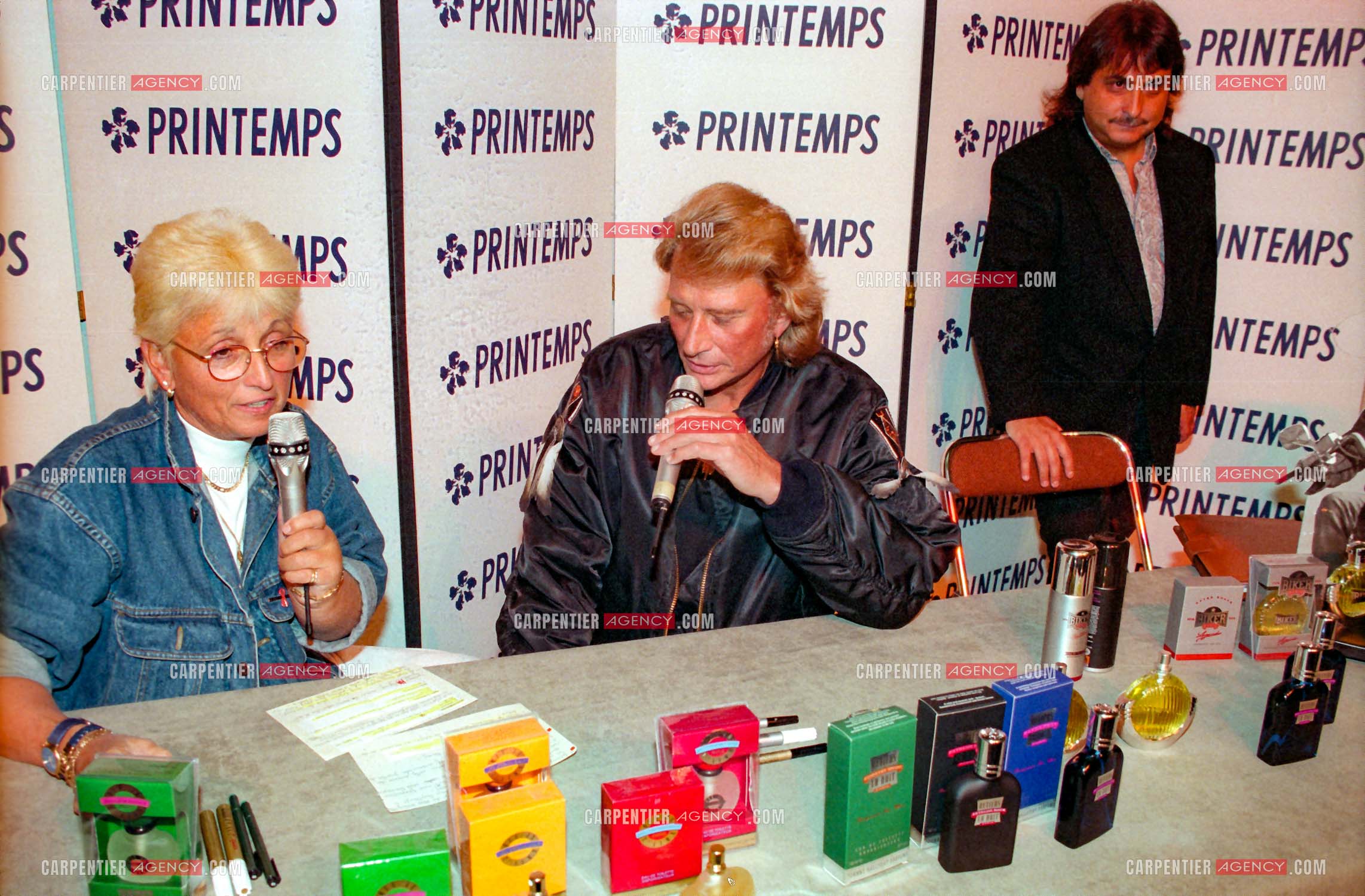 Le chanteur Johnny Hallyday présente à ses fans au magasin Printemps à Paris la collection de ses parfums “ Retiens la Nuit, Que je T'aime, et Biker “.     ( Exclusif )