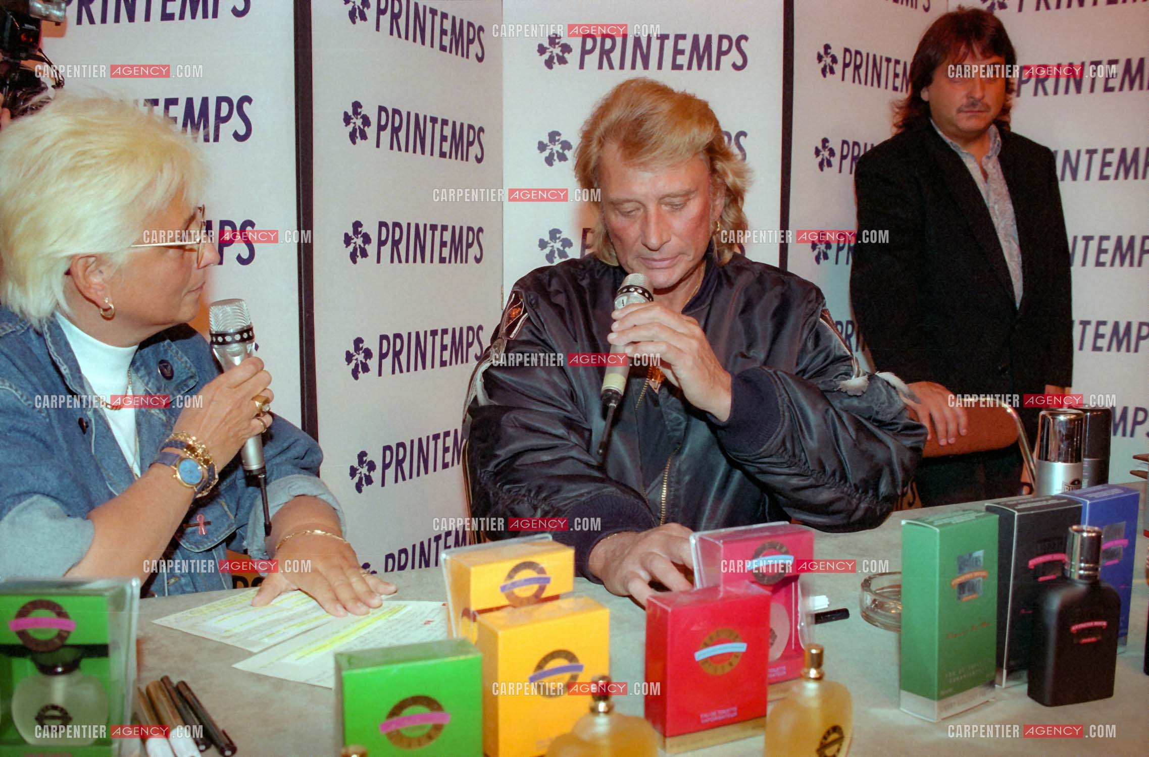 Le chanteur Johnny Hallyday présente à ses fans au magasin Printemps à Paris la collection de ses parfums “ Retiens la Nuit, Que je T'aime, et Biker “.     ( Exclusif )