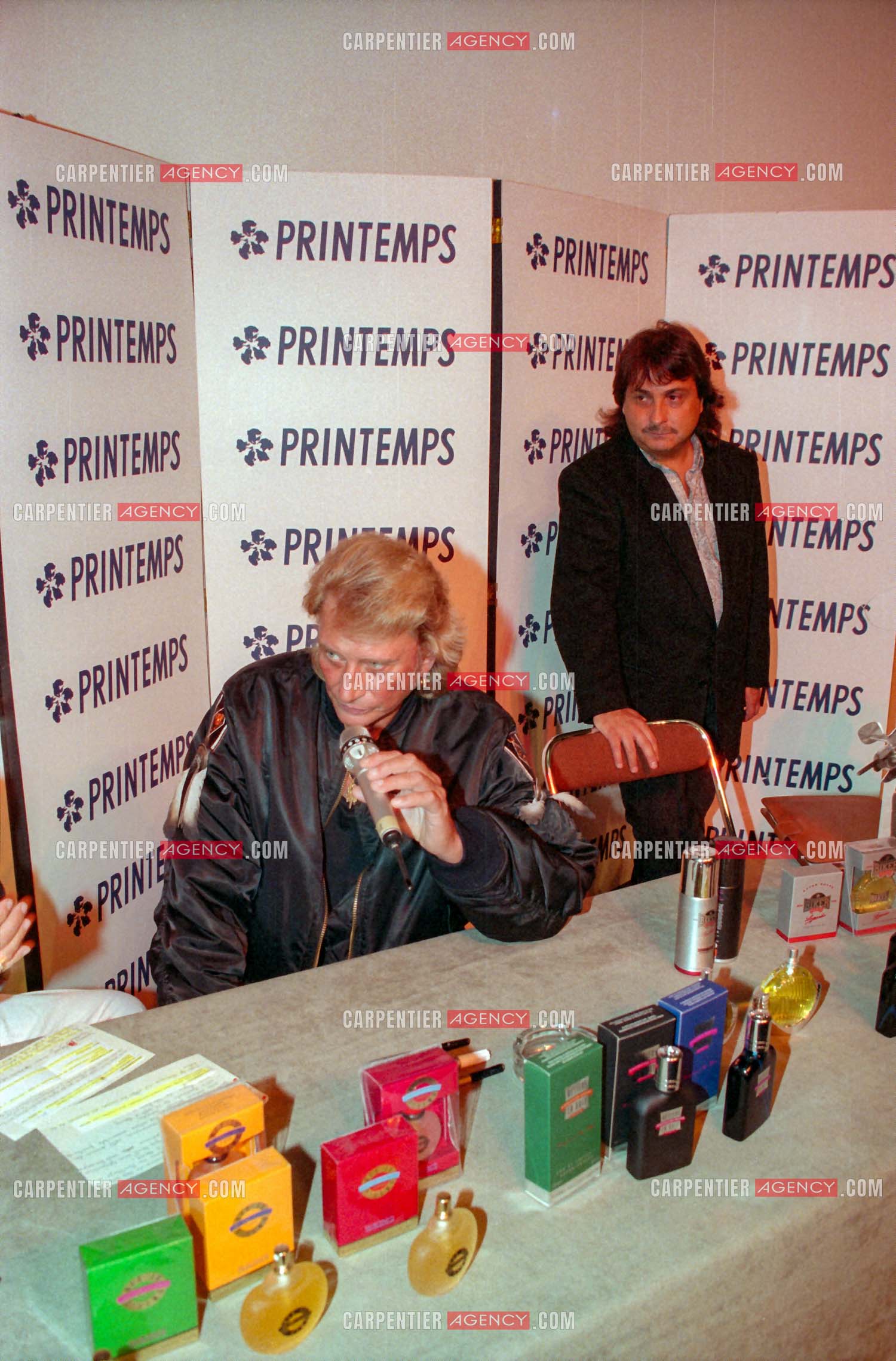 Le chanteur Johnny Hallyday présente à ses fans au magasin Printemps à Paris la collection de ses parfums “ Retiens la Nuit, Que je T'aime, et Biker “.     ( Exclusif )