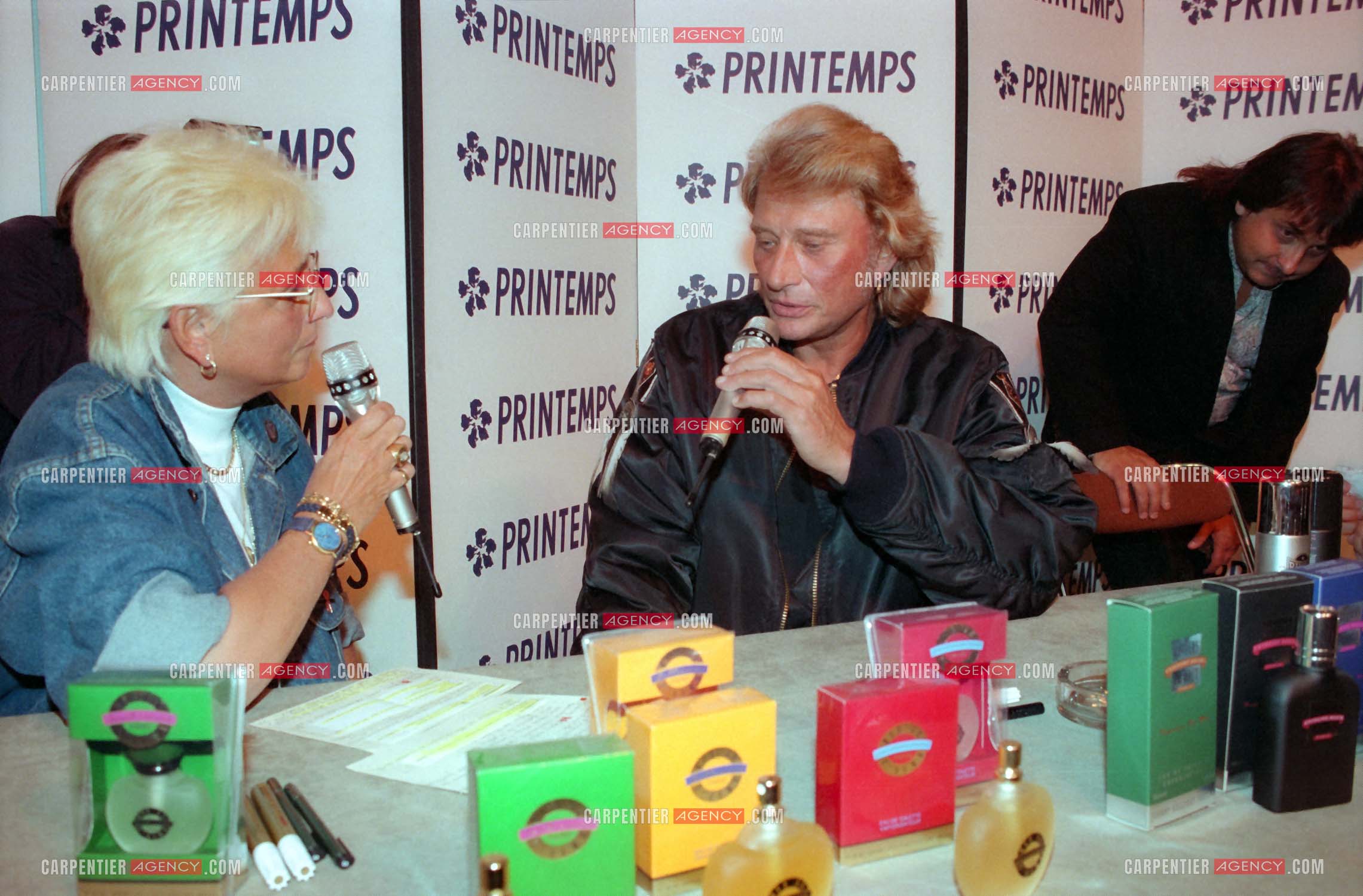 Le chanteur Johnny Hallyday présente à ses fans au magasin Printemps à Paris la collection de ses parfums “ Retiens la Nuit, Que je T'aime, et Biker “.     ( Exclusif )