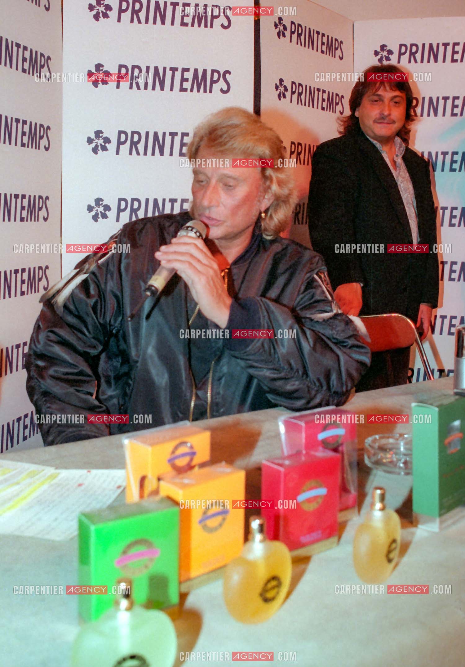 Le chanteur Johnny Hallyday présente à ses fans au magasin Printemps à Paris la collection de ses parfums “ Retiens la Nuit, Que je T'aime, et Biker “.     ( Exclusif )