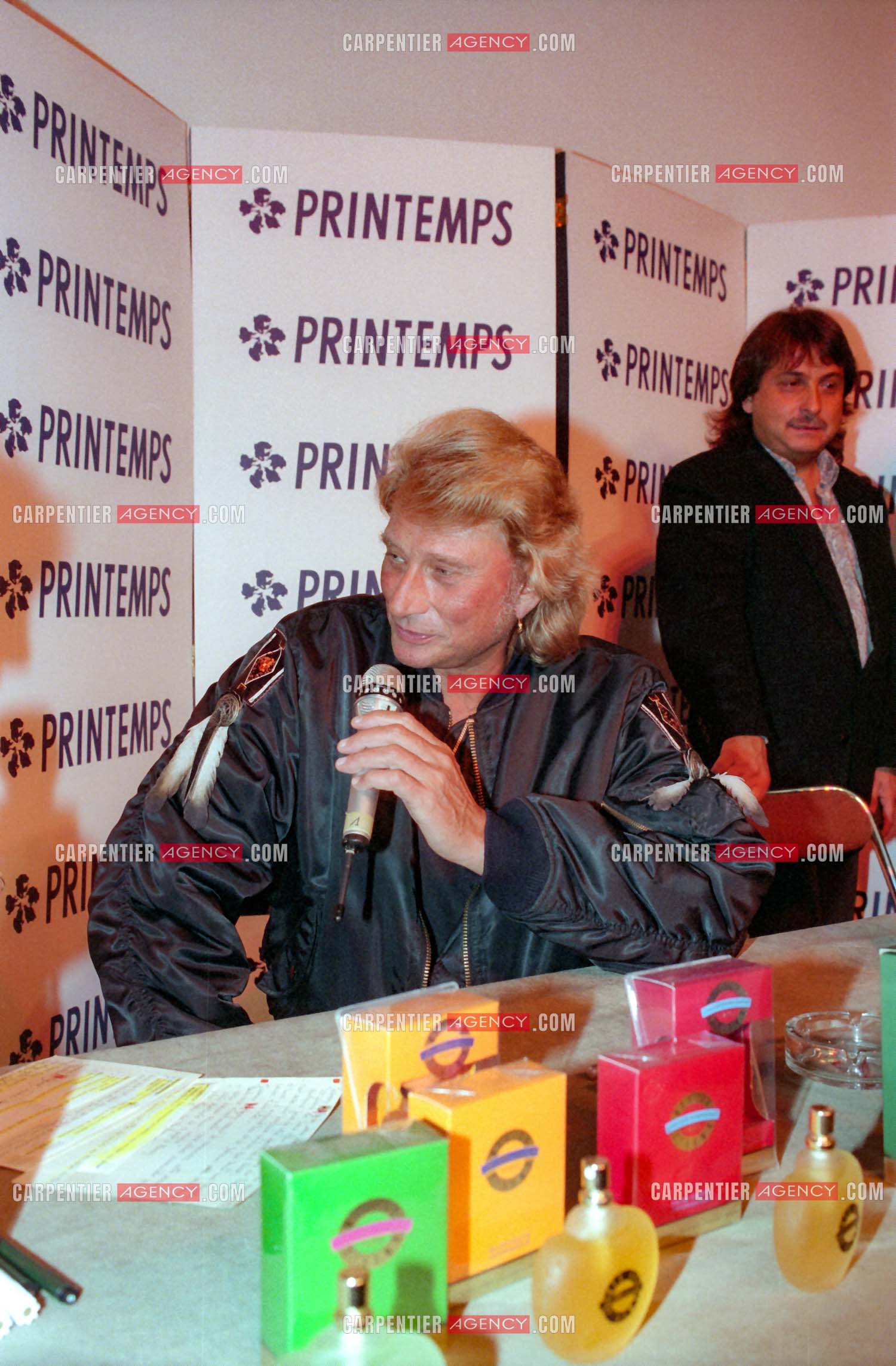 Le chanteur Johnny Hallyday présente à ses fans au magasin Printemps à Paris la collection de ses parfums “ Retiens la Nuit, Que je T'aime, et Biker “.     ( Exclusif )