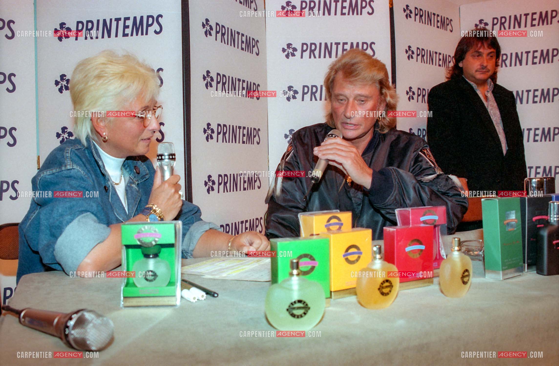 Le chanteur Johnny Hallyday présente à ses fans au magasin Printemps à Paris la collection de ses parfums “ Retiens la Nuit, Que je T'aime, et Biker “.     ( Exclusif )