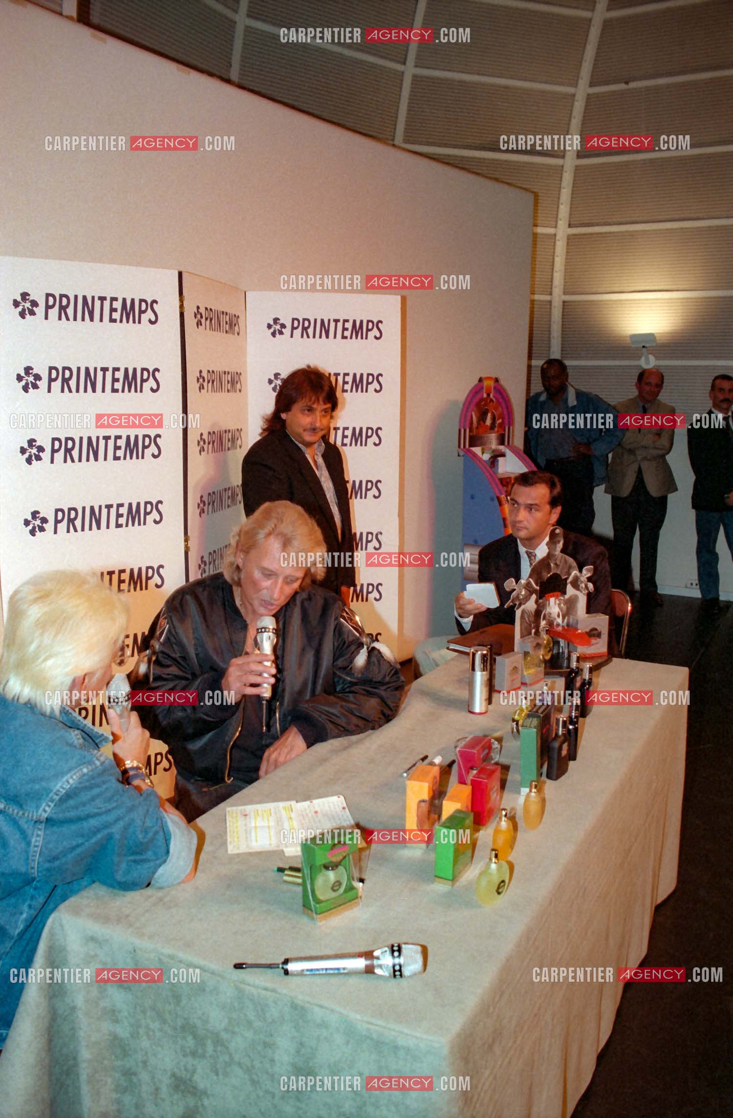 Le chanteur Johnny Hallyday présente à ses fans au magasin Printemps à Paris la collection de ses parfums “ Retiens la Nuit, Que je T'aime, et Biker “.     ( Exclusif )