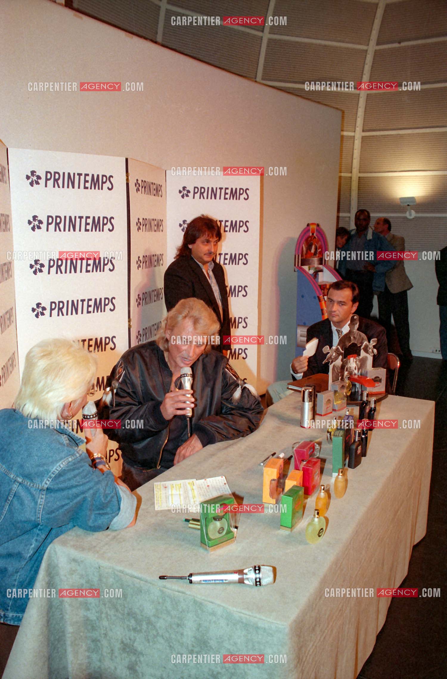 Le chanteur Johnny Hallyday présente à ses fans au magasin Printemps à Paris la collection de ses parfums “ Retiens la Nuit, Que je T'aime, et Biker “.     ( Exclusif )