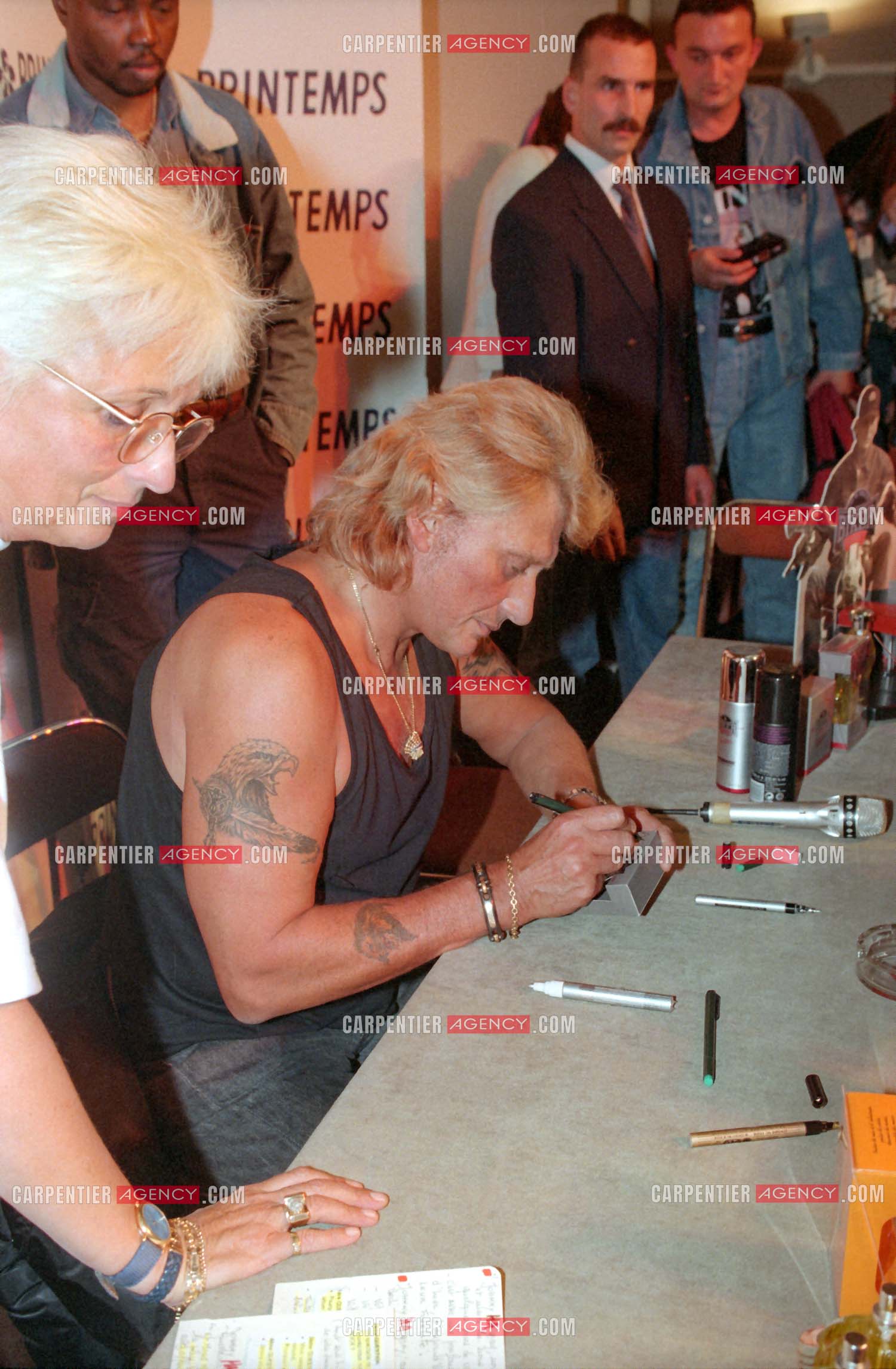 Le chanteur Johnny Hallyday présente à ses fans au magasin Printemps à Paris la collection de ses parfums “ Retiens la Nuit, Que je T'aime, et Biker “.     ( Exclusif )