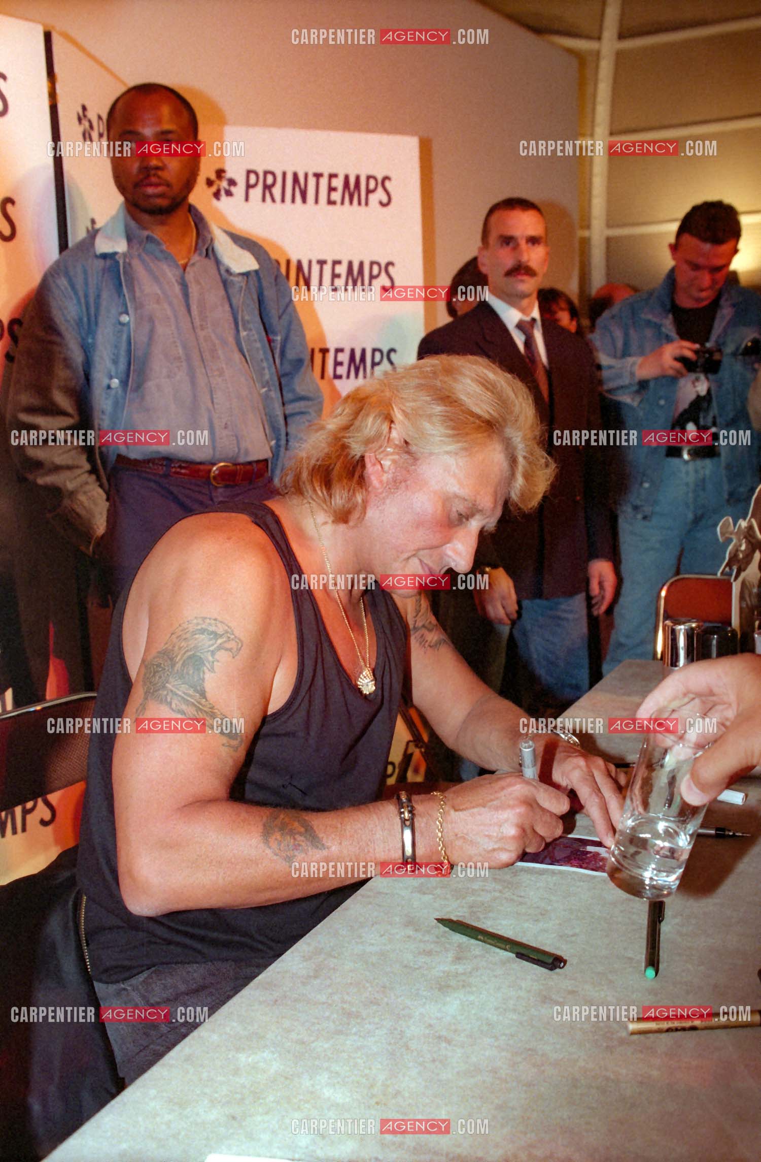 Le chanteur Johnny Hallyday présente à ses fans au magasin Printemps à Paris la collection de ses parfums “ Retiens la Nuit, Que je T'aime, et Biker “.     ( Exclusif )