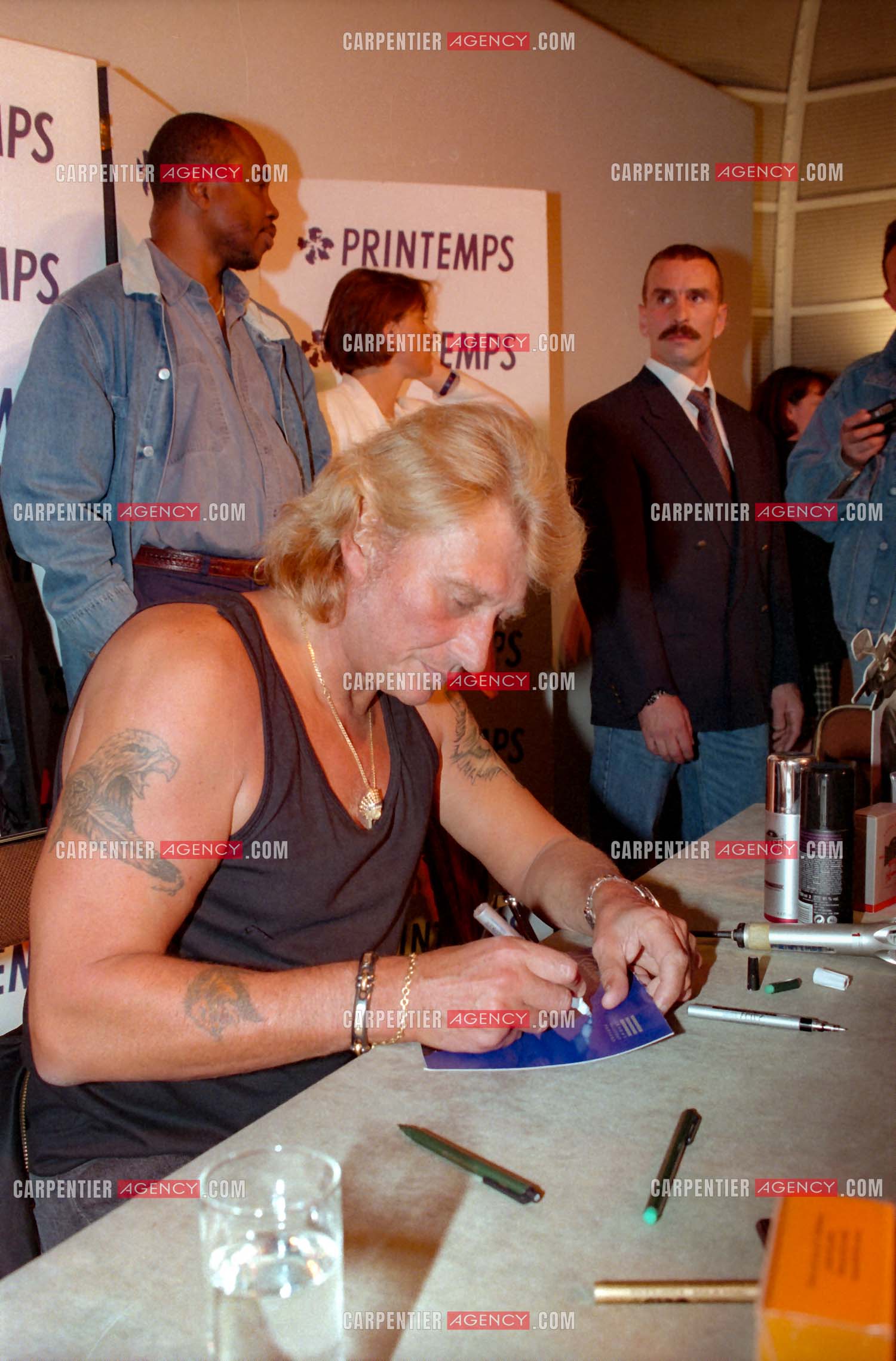 Le chanteur Johnny Hallyday présente à ses fans au magasin Printemps à Paris la collection de ses parfums “ Retiens la Nuit, Que je T'aime, et Biker “.     ( Exclusif )