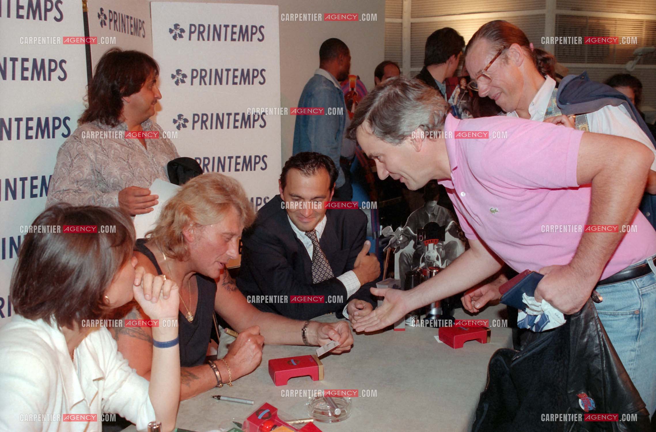 Le chanteur Johnny Hallyday présente à ses fans au magasin Printemps à Paris la collection de ses parfums “ Retiens la Nuit, Que je T'aime, et Biker “.     ( Exclusif )
