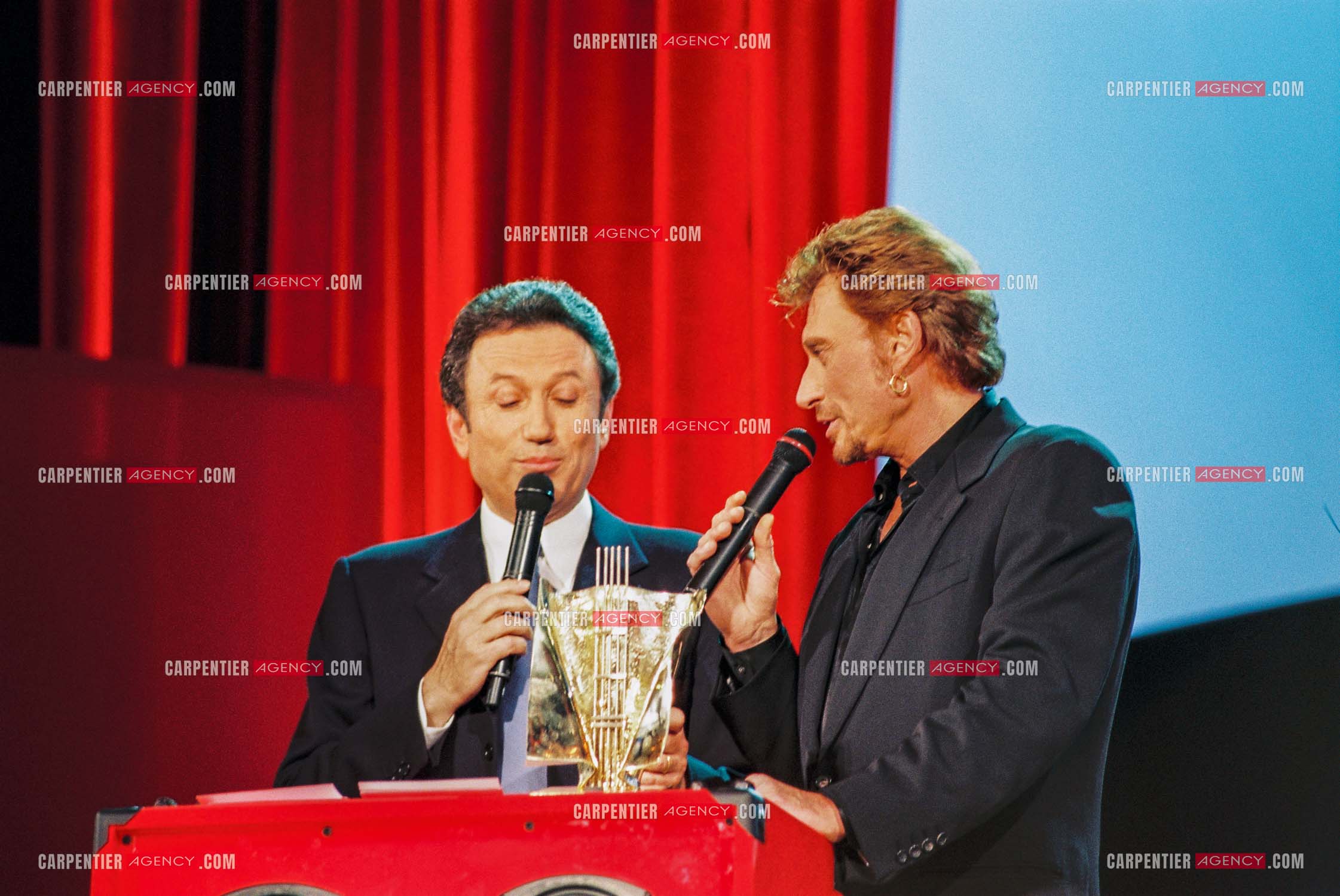Johnny Hallyday lors des Victoires de la Musique en 1998 a L'OLYMPIA.