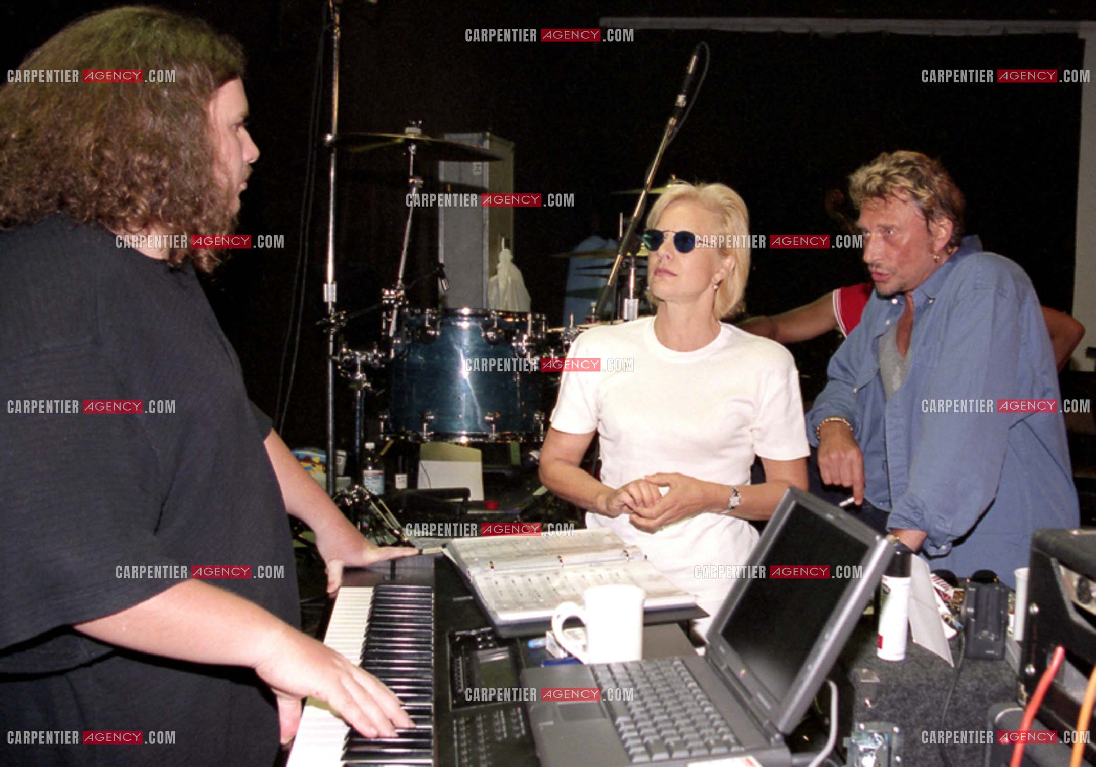 Le chanteur Johnny Hallyday, son ex femme Sylvie Vartan et son chef d'orchestre Yvan Cassar lors des répétitions le 01 septembre 1998 avant ses trois concerts au Stade de France.