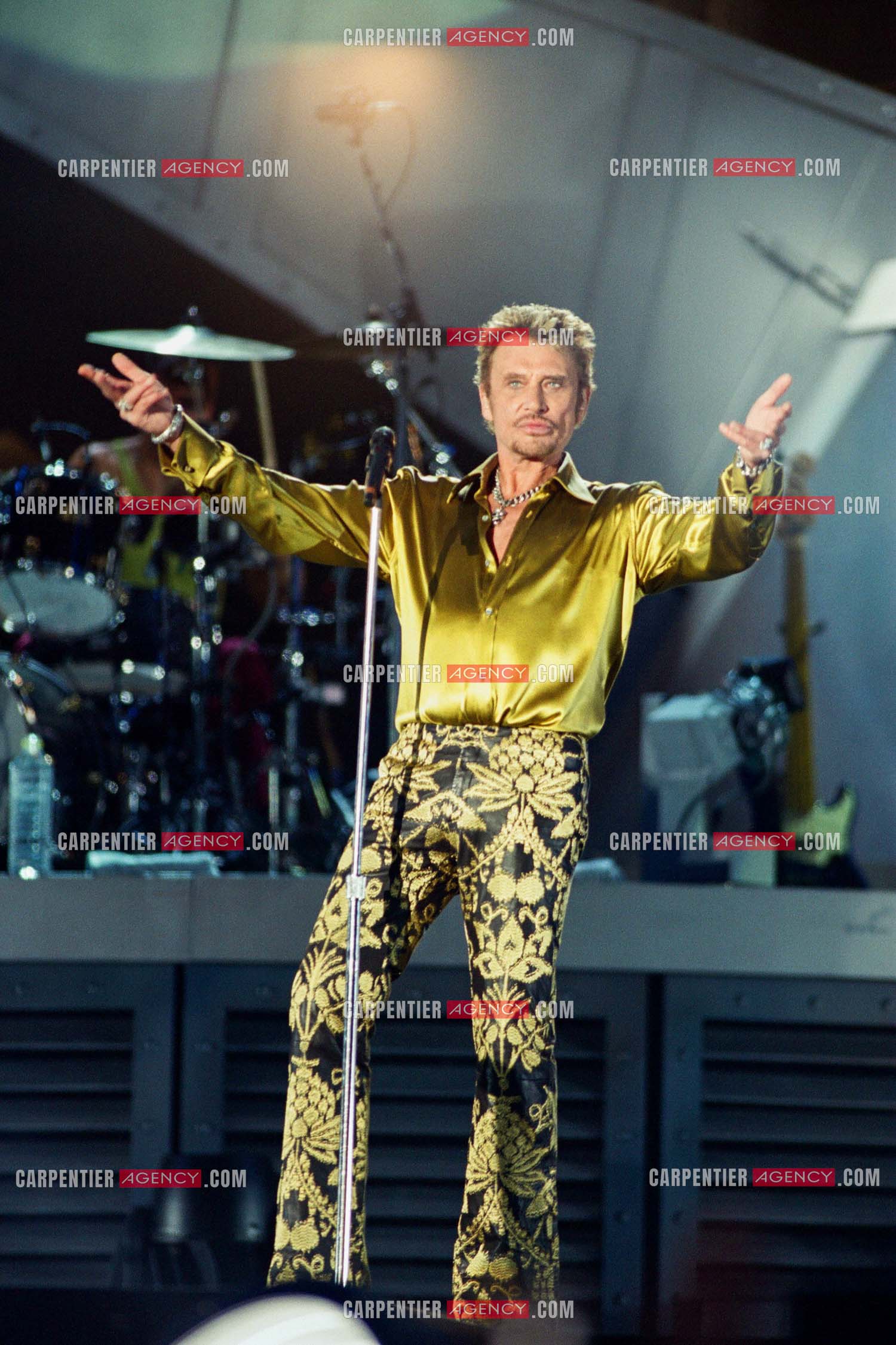 Le chanteur Johnny Hallyday en concert aux pieds de la Tour Eiffel pour la fête Nationnale du 14 juillet organisé par la ville de Paris en 2000.   ( Exclusif )