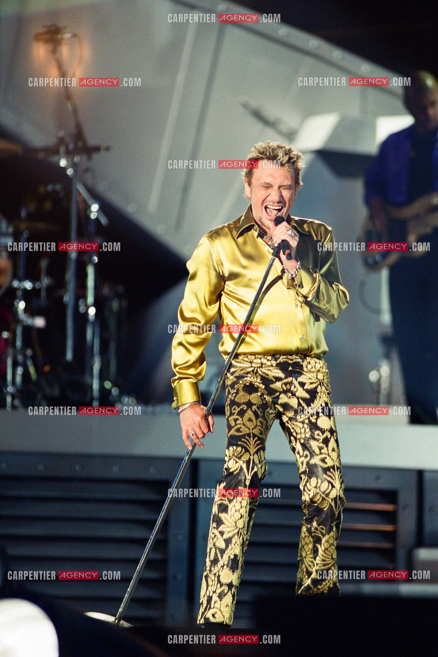 Le chanteur Johnny Hallyday en concert aux pieds de la Tour Eiffel pour la fête Nationnale du 14 juillet organisé par la ville de Paris en 2000.   ( Exclusif )