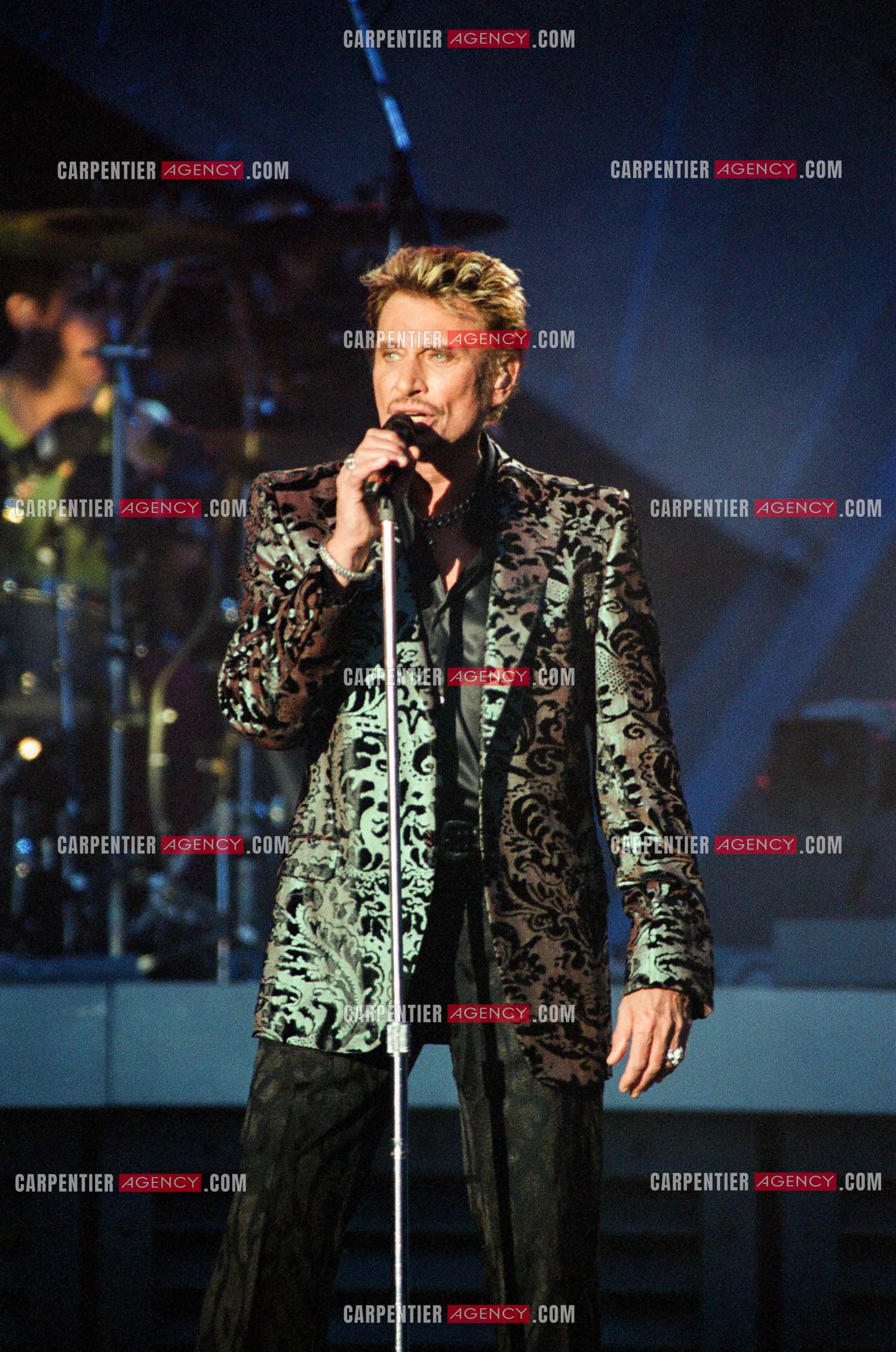 Le chanteur Johnny Hallyday en concert aux pieds de la Tour Eiffel pour la fête Nationnale du 14 juillet organisé par la ville de Paris en 2000.   ( Exclusif )