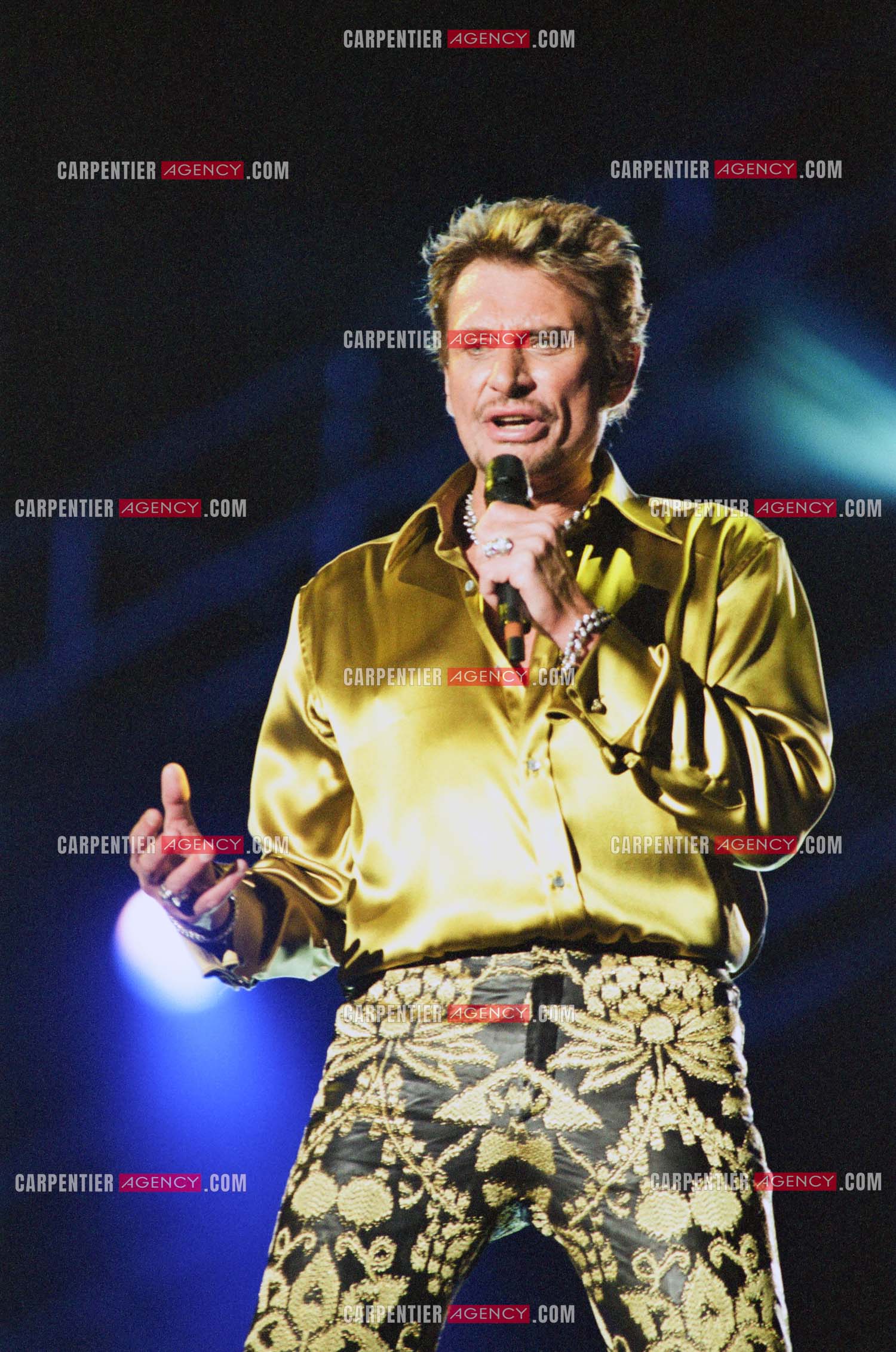 Le chanteur Johnny Hallyday en concert aux pieds de la Tour Eiffel pour la fête Nationnale du 14 juillet organisé par la ville de Paris en 2000.   ( Exclusif )