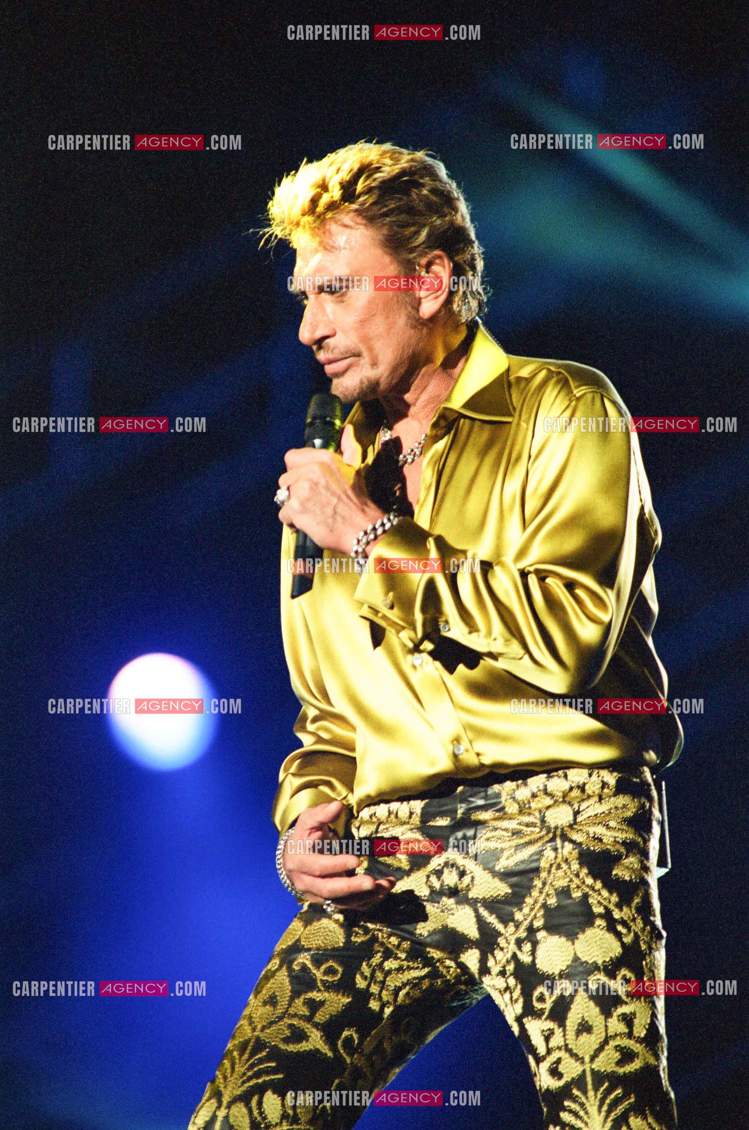 Le chanteur Johnny Hallyday en concert aux pieds de la Tour Eiffel pour la fête Nationnale du 14 juillet organisé par la ville de Paris en 2000.   ( Exclusif )