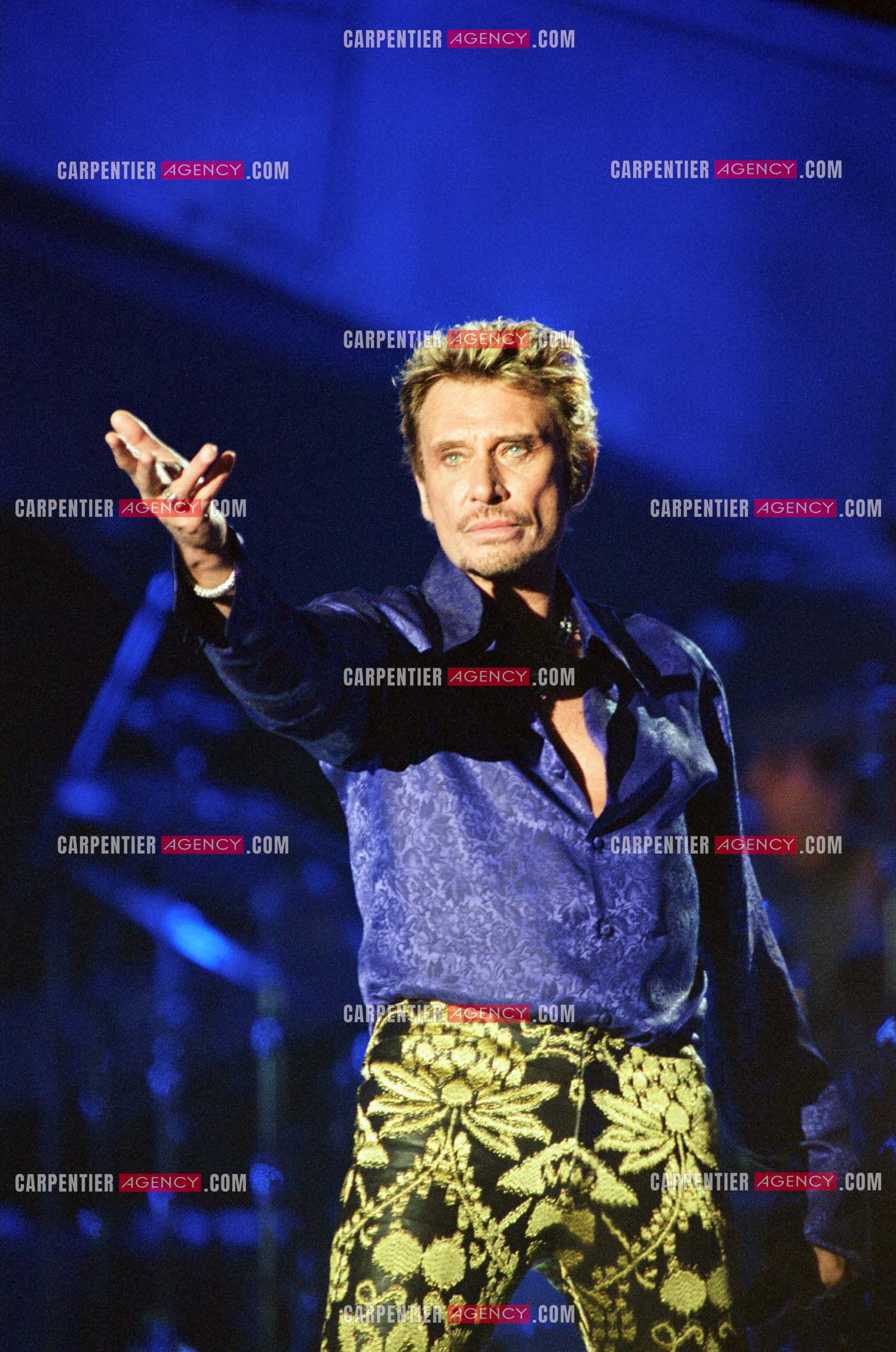 Le chanteur Johnny Hallyday en concert aux pieds de la Tour Eiffel pour la fête Nationnale du 14 juillet organisé par la ville de Paris en 2000.   ( Exclusif )