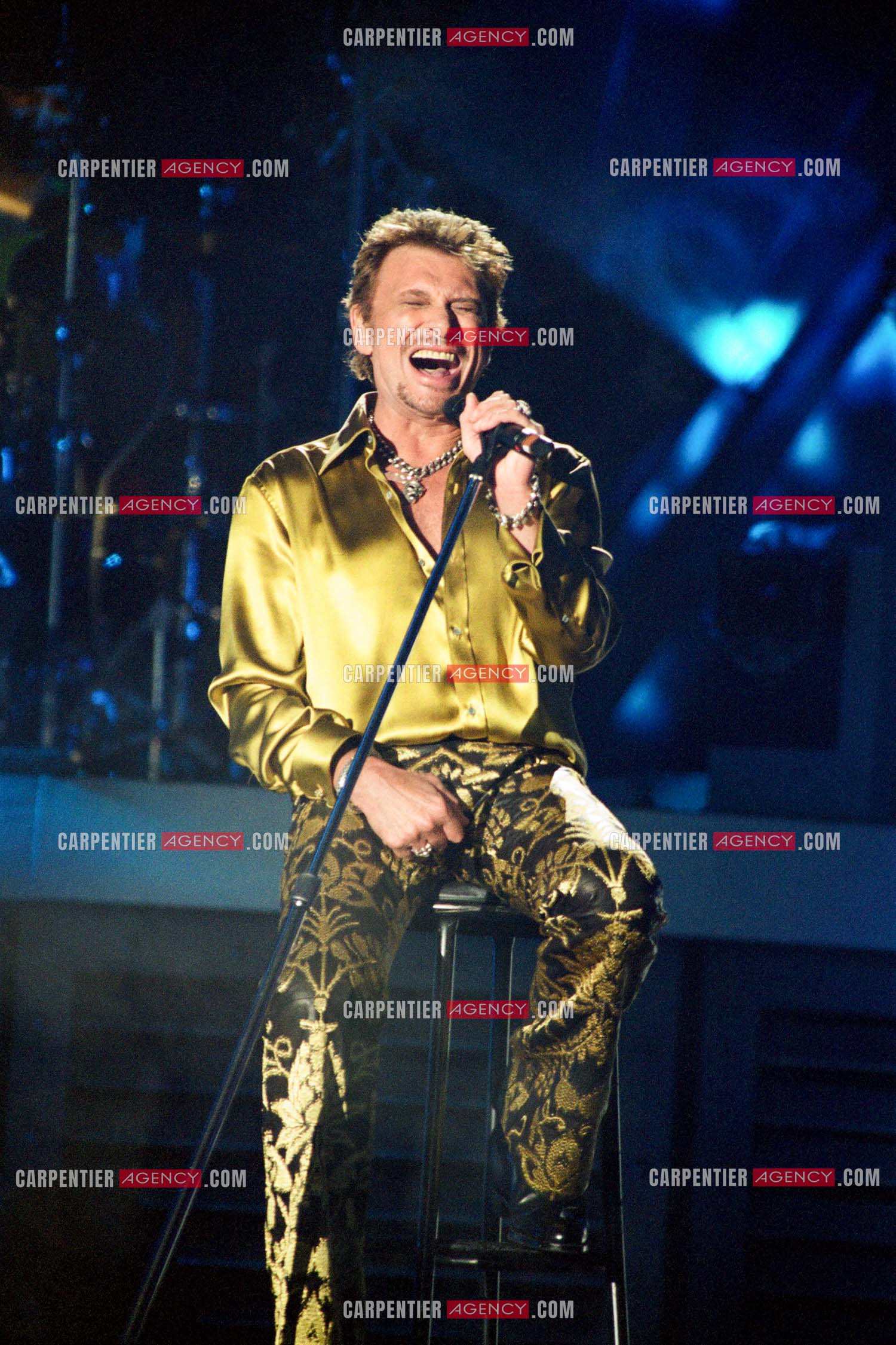 Le chanteur Johnny Hallyday en concert aux pieds de la Tour Eiffel pour la fête Nationnale du 14 juillet organisé par la ville de Paris en 2000.   ( Exclusif )
