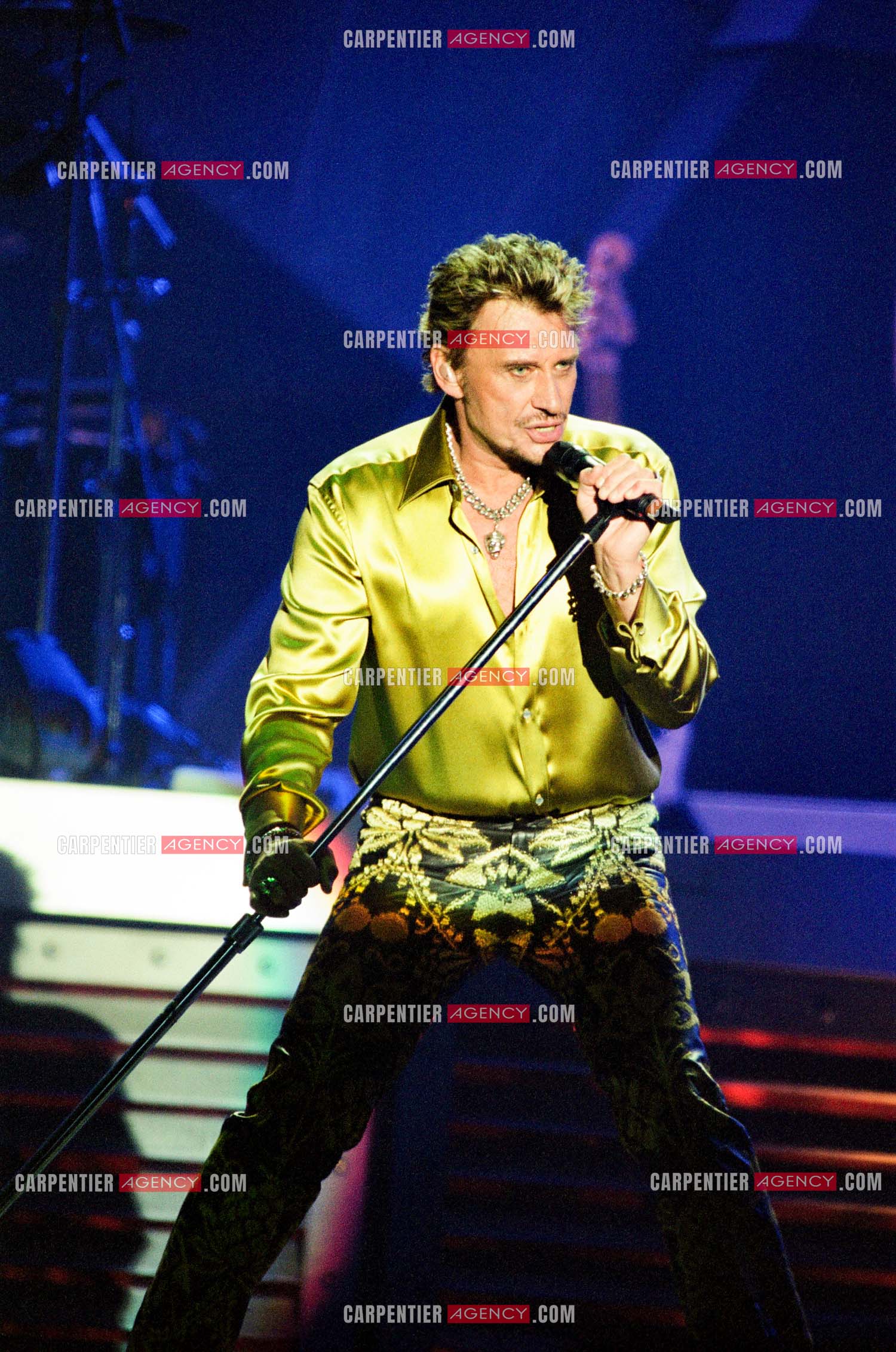 Le chanteur Johnny Hallyday en concert aux pieds de la Tour Eiffel pour la fête Nationnale du 14 juillet organisé par la ville de Paris en 2000.   ( Exclusif )