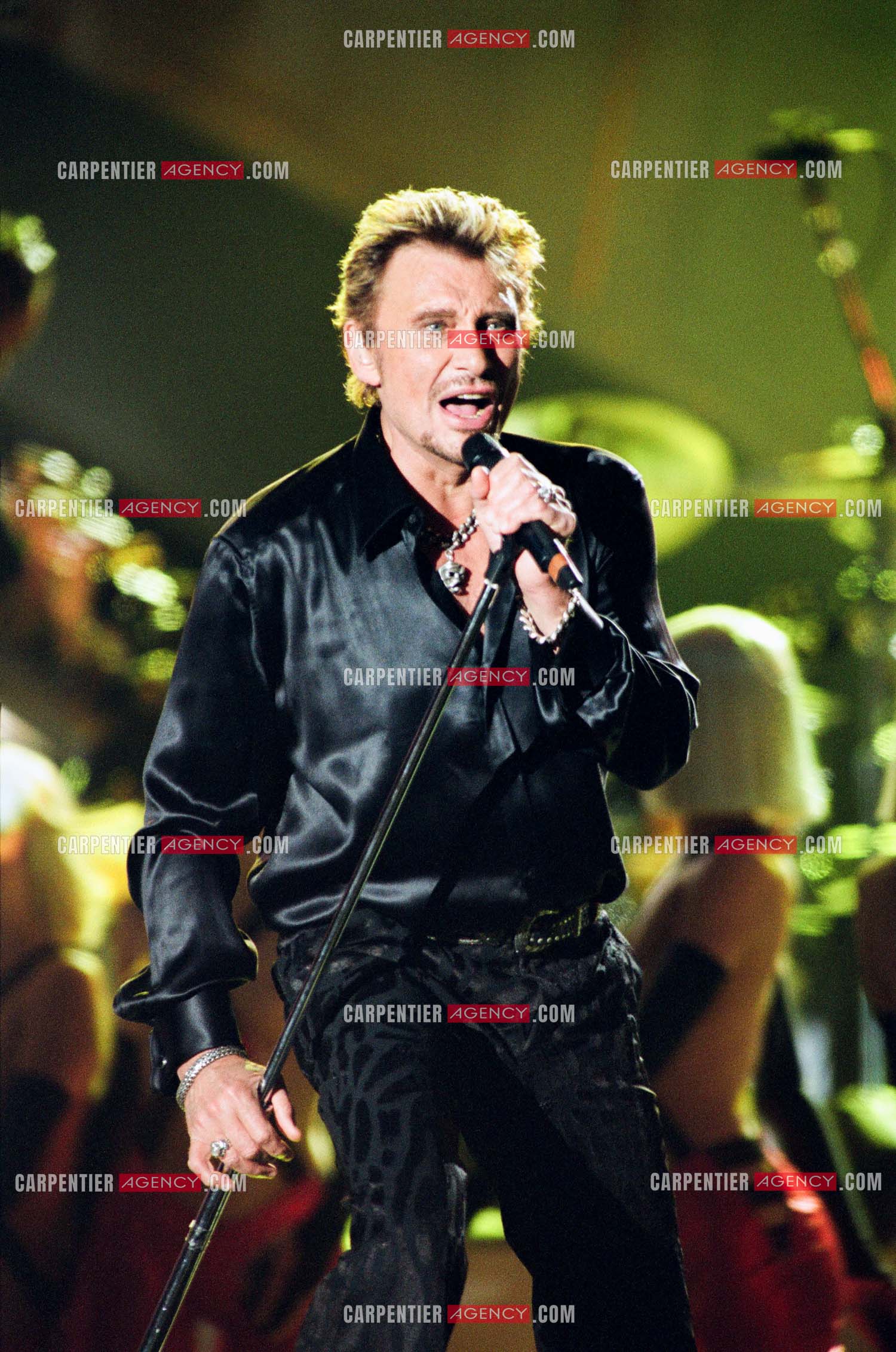 Le chanteur Johnny Hallyday en concert aux pieds de la Tour Eiffel pour la fête Nationnale du 14 juillet organisé par la ville de Paris en 2000.   ( Exclusif )