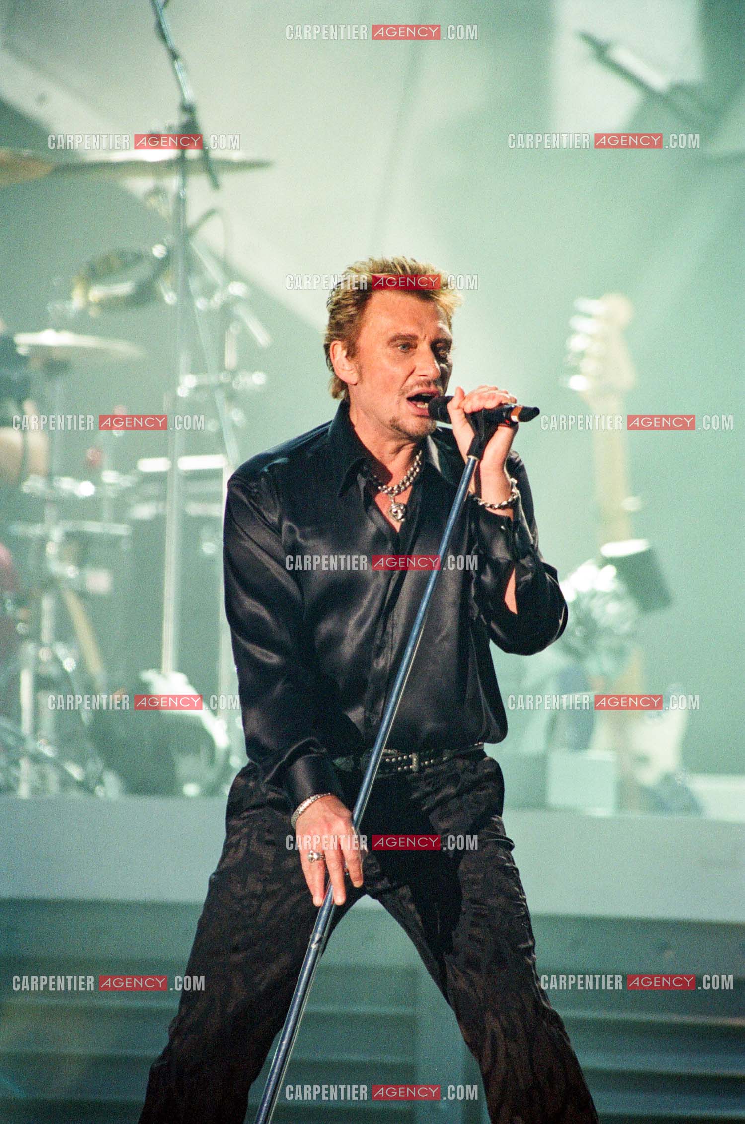 Le chanteur Johnny Hallyday en concert aux pieds de la Tour Eiffel pour la fête Nationnale du 14 juillet organisé par la ville de Paris en 2000.   ( Exclusif )