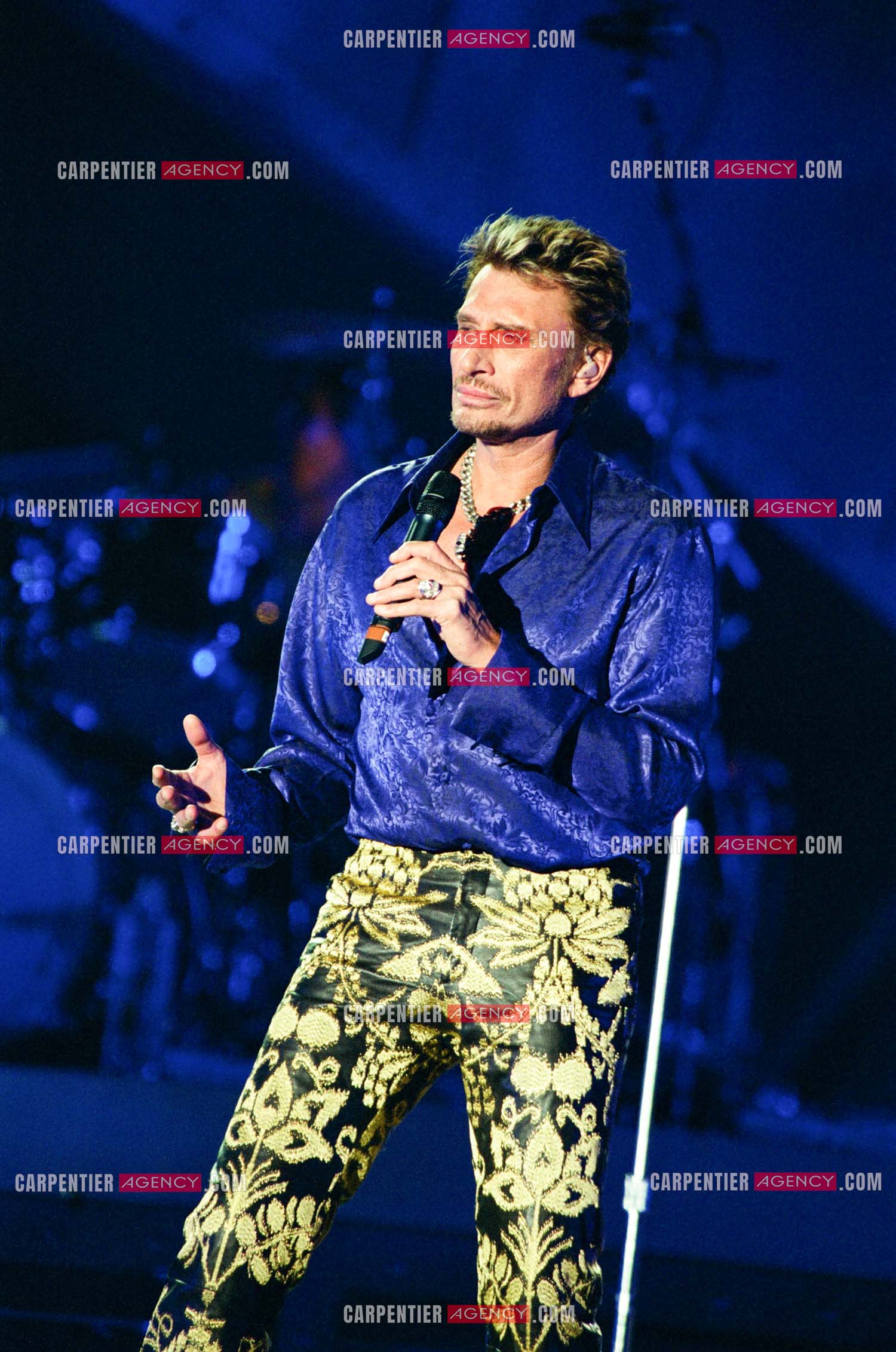 Le chanteur Johnny Hallyday en concert aux pieds de la Tour Eiffel pour la fête Nationnale du 14 juillet organisé par la ville de Paris en 2000.   ( Exclusif )