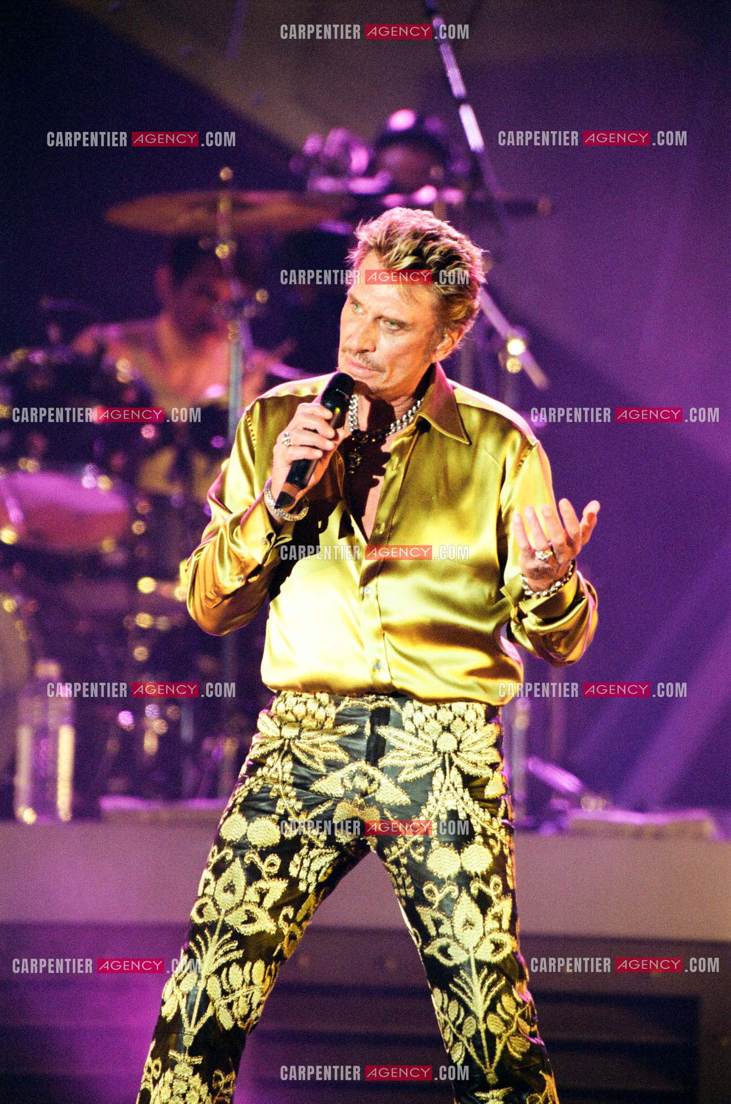Le chanteur Johnny Hallyday en concert aux pieds de la Tour Eiffel pour la fête Nationnale du 14 juillet organisé par la ville de Paris en 2000.   ( Exclusif )