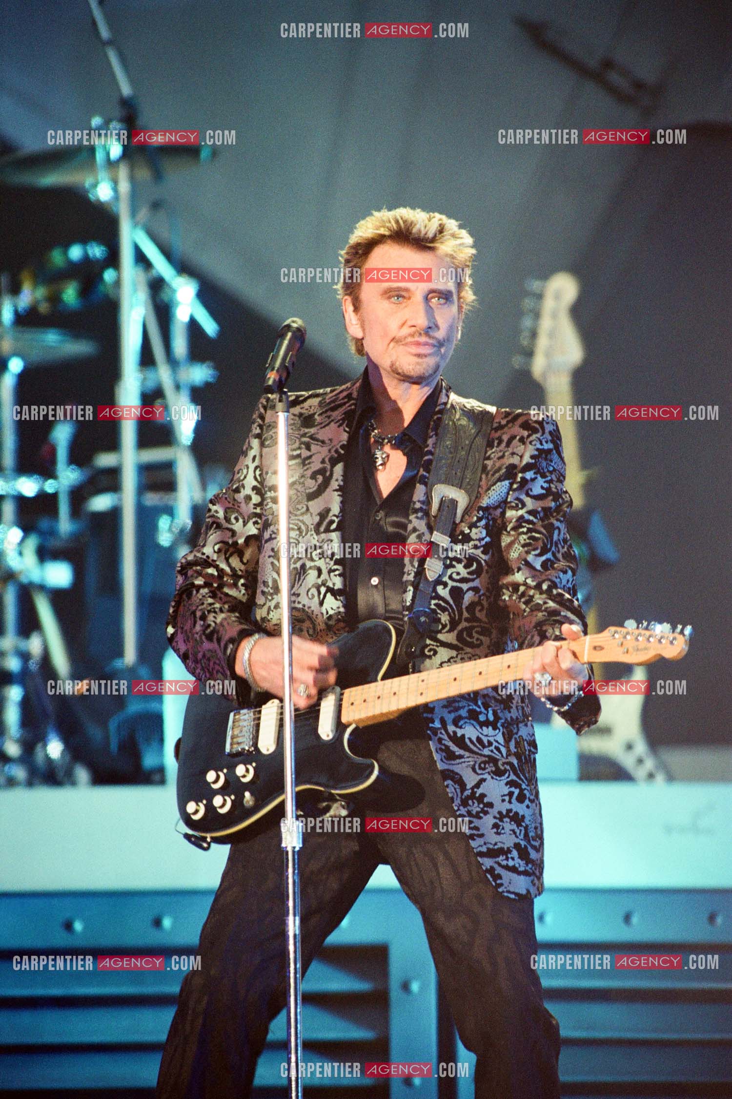 Le chanteur Johnny Hallyday en concert aux pieds de la Tour Eiffel pour la fête Nationnale du 14 juillet organisé par la ville de Paris en 2000.   ( Exclusif )