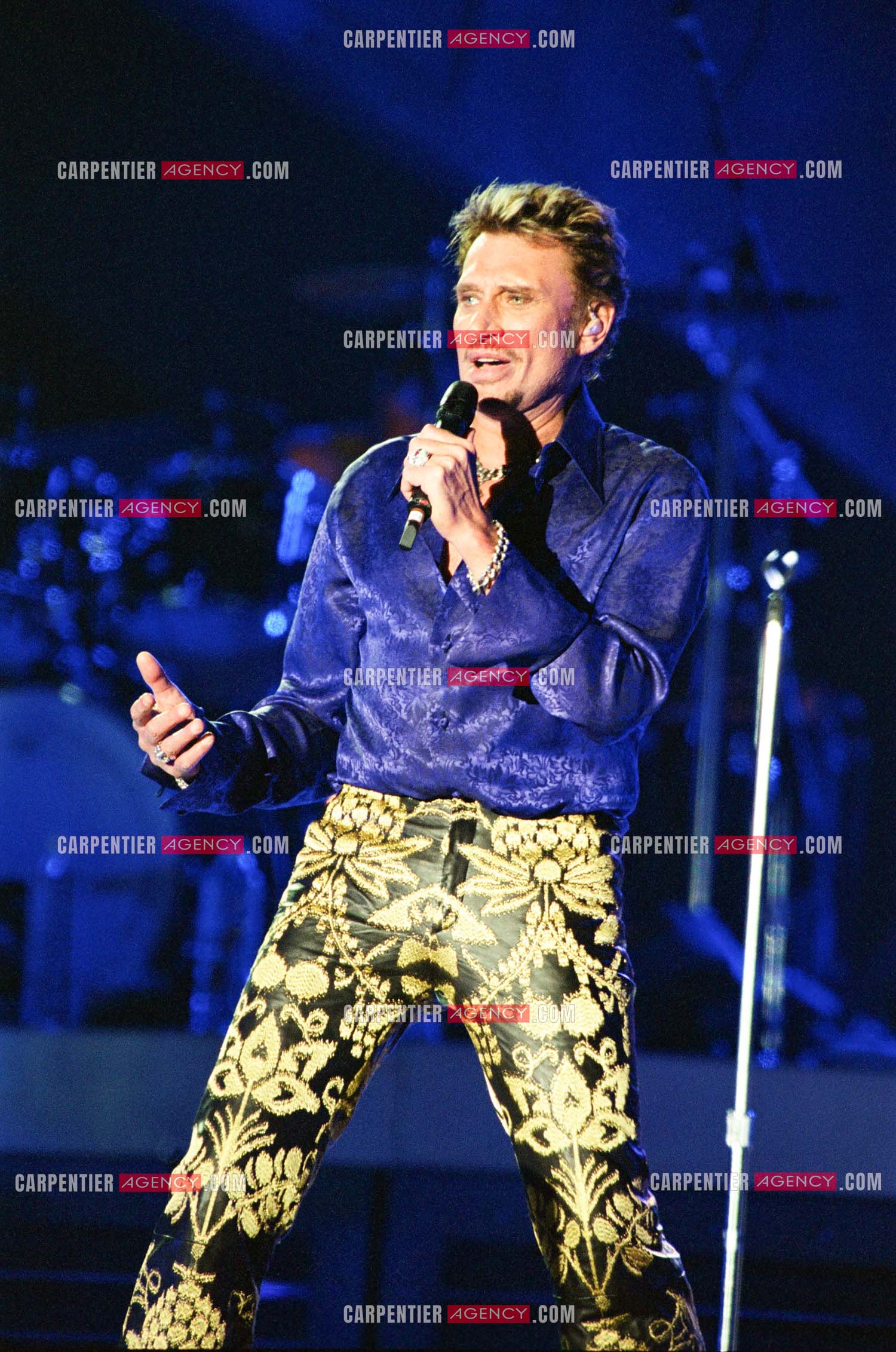 Le chanteur Johnny Hallyday en concert aux pieds de la Tour Eiffel pour la fête Nationnale du 14 juillet organisé par la ville de Paris en 2000.   ( Exclusif )