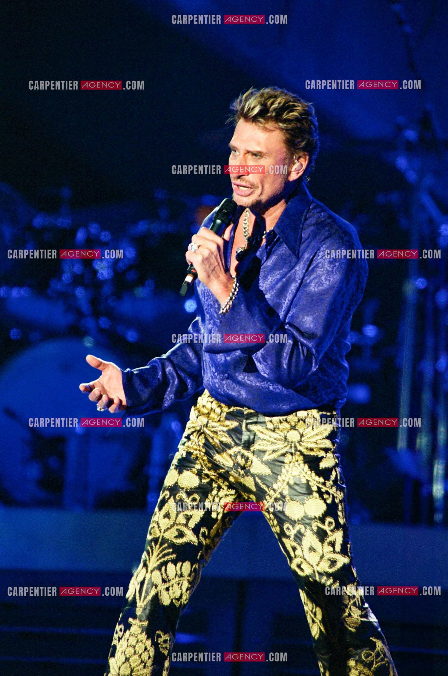Le chanteur Johnny Hallyday en concert aux pieds de la Tour Eiffel pour la fête Nationnale du 14 juillet organisé par la ville de Paris en 2000.   ( Exclusif )