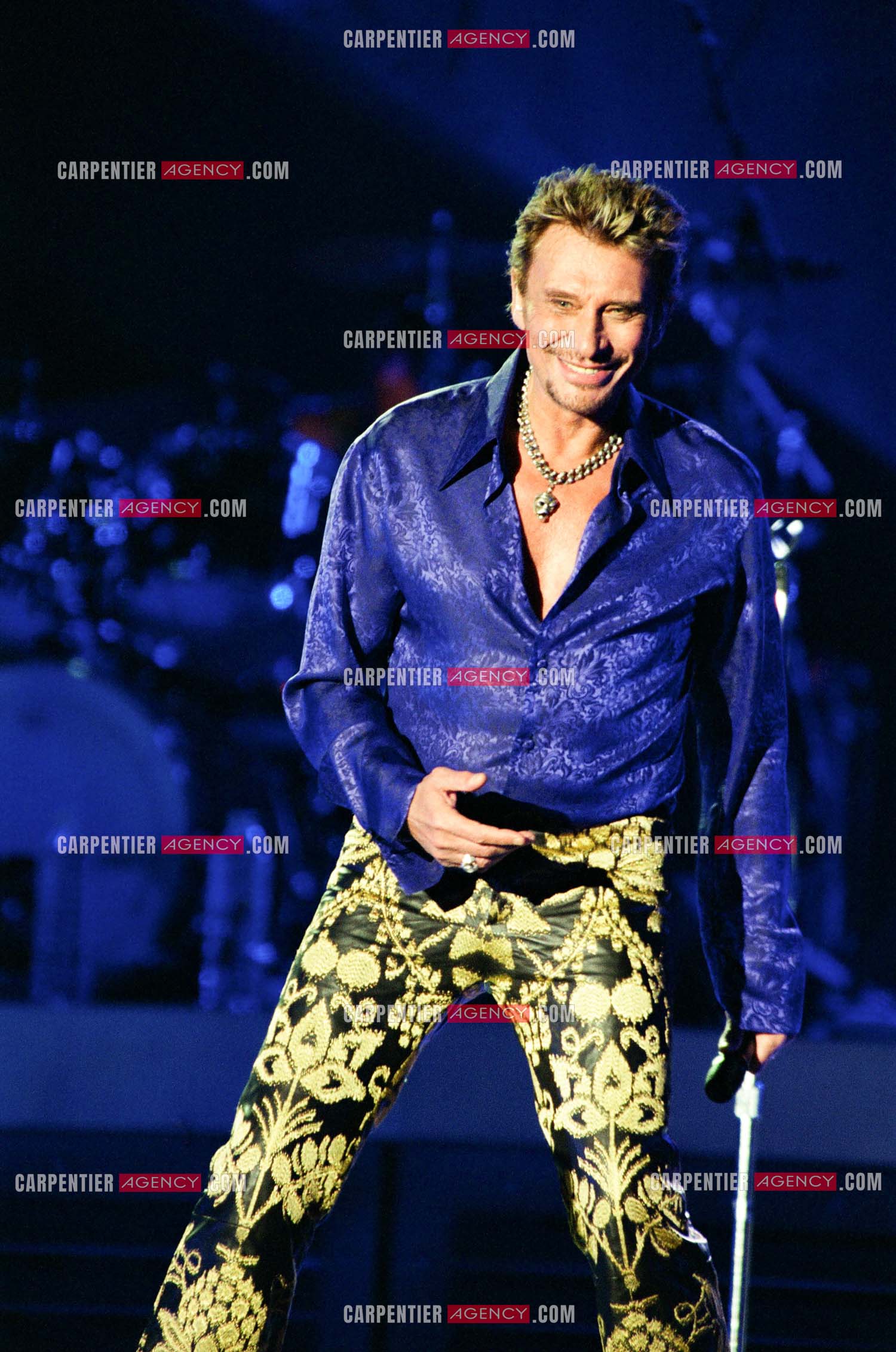 Le chanteur Johnny Hallyday en concert aux pieds de la Tour Eiffel pour la fête Nationnale du 14 juillet organisé par la ville de Paris en 2000.   ( Exclusif )