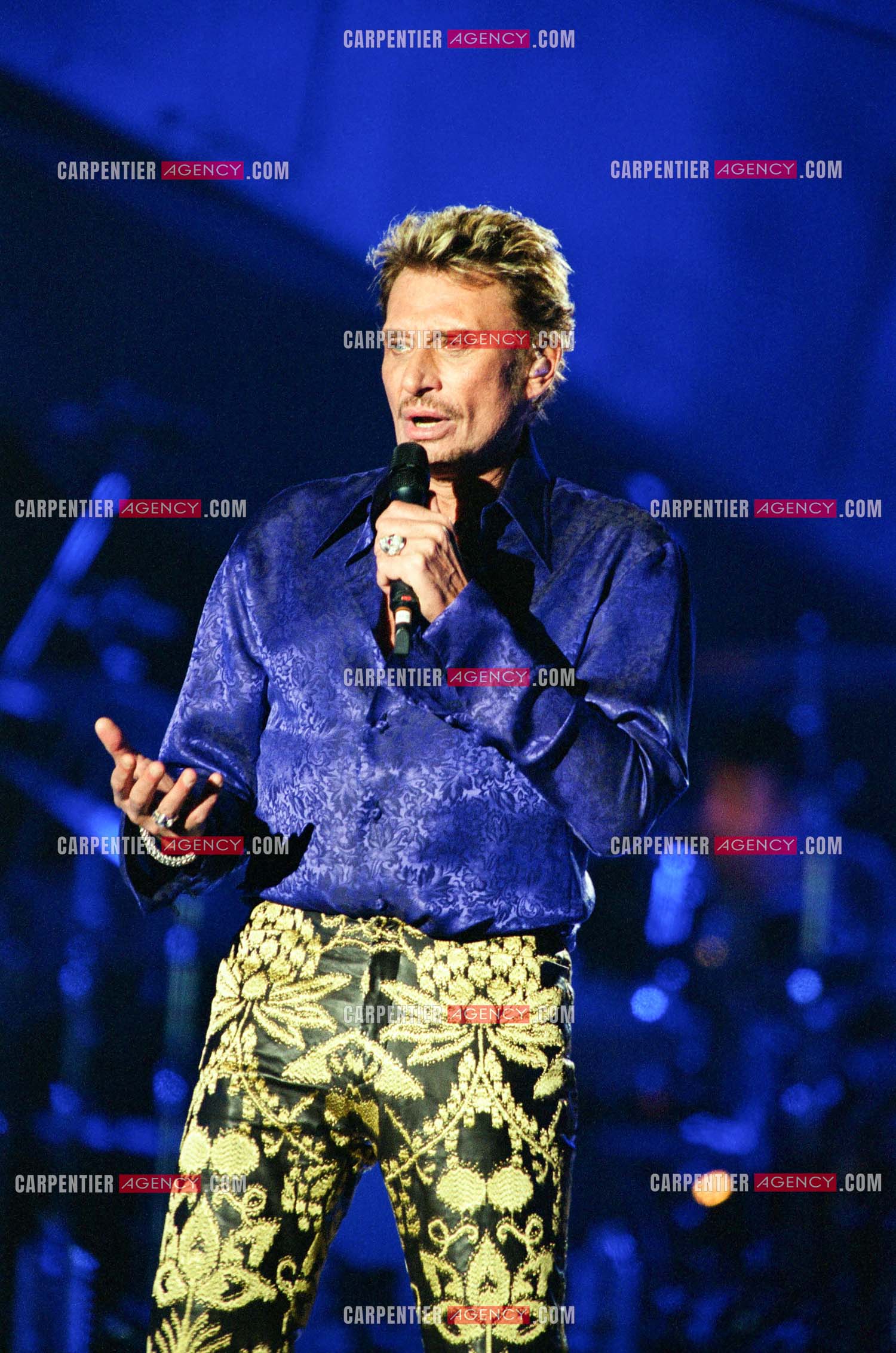 Le chanteur Johnny Hallyday en concert aux pieds de la Tour Eiffel pour la fête Nationnale du 14 juillet organisé par la ville de Paris en 2000.   ( Exclusif )