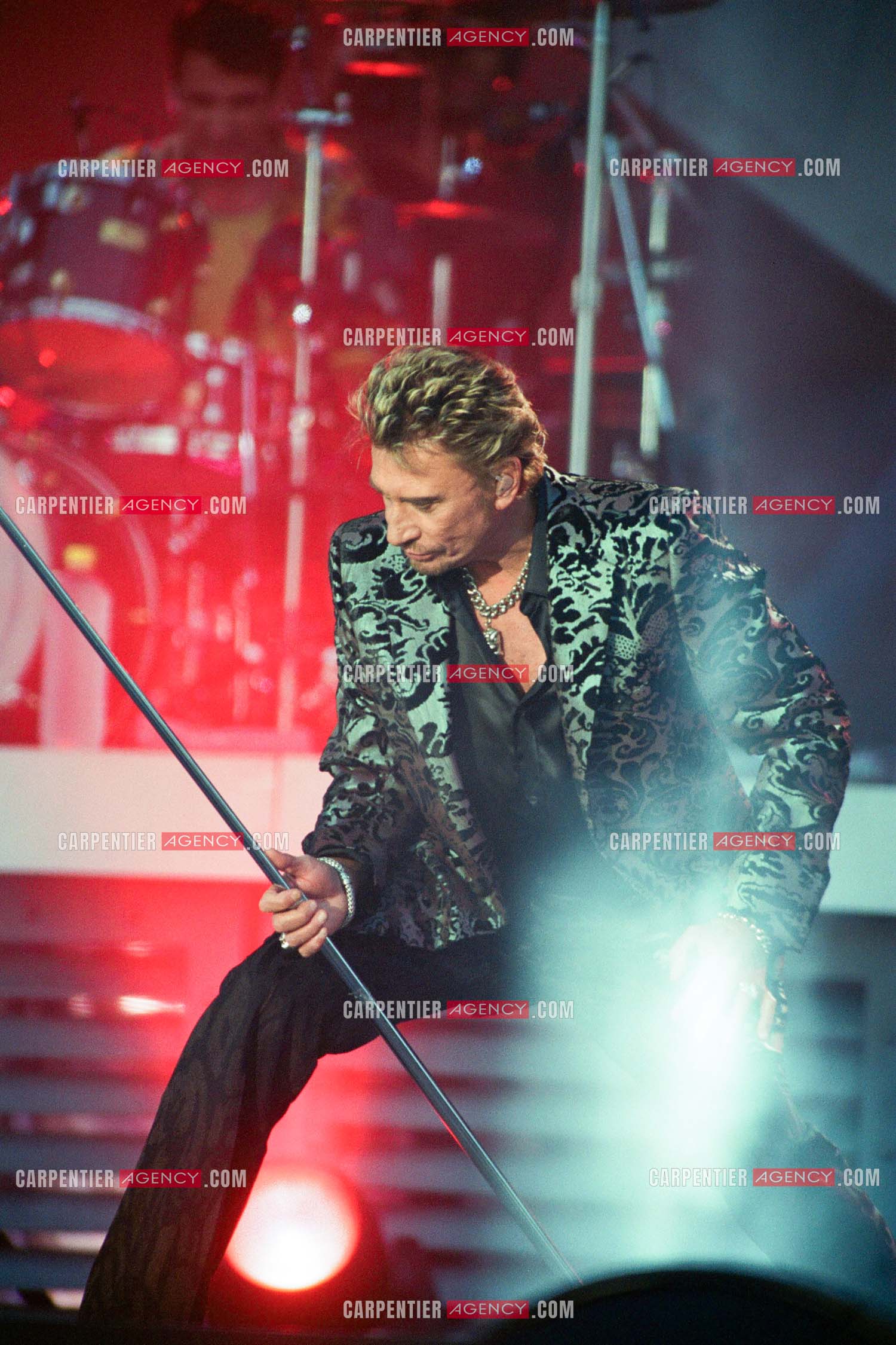 Le chanteur Johnny Hallyday en concert aux pieds de la Tour Eiffel pour la fête Nationnale du 14 juillet organisé par la ville de Paris en 2000.   ( Exclusif )