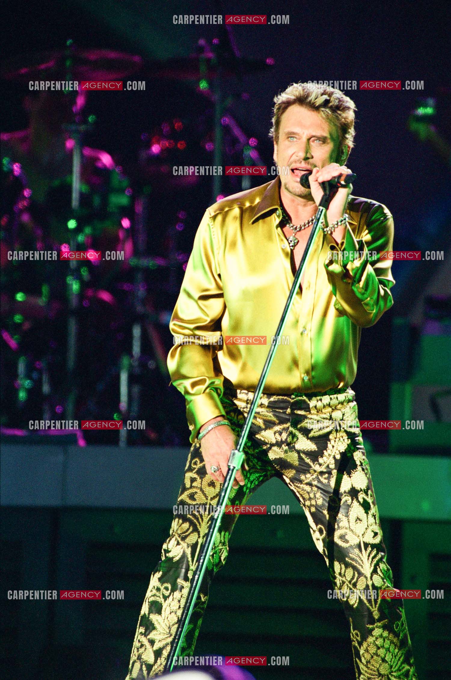 Le chanteur Johnny Hallyday en concert aux pieds de la Tour Eiffel pour la fête Nationnale du 14 juillet organisé par la ville de Paris en 2000.   ( Exclusif )
