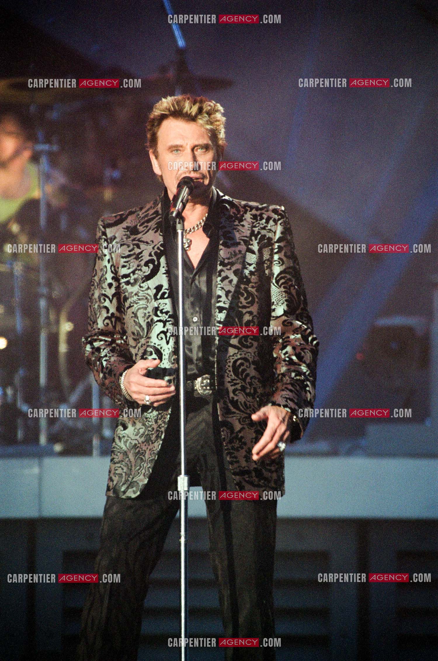 Le chanteur Johnny Hallyday en concert aux pieds de la Tour Eiffel pour la fête Nationnale du 14 juillet organisé par la ville de Paris en 2000.   ( Exclusif )