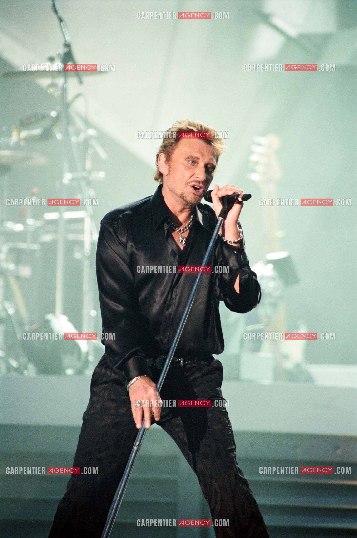 Le chanteur Johnny Hallyday en concert aux pieds de la Tour Eiffel pour la fête Nationnale du 14 juillet organisé par la ville de Paris en 2000.   ( Exclusif )