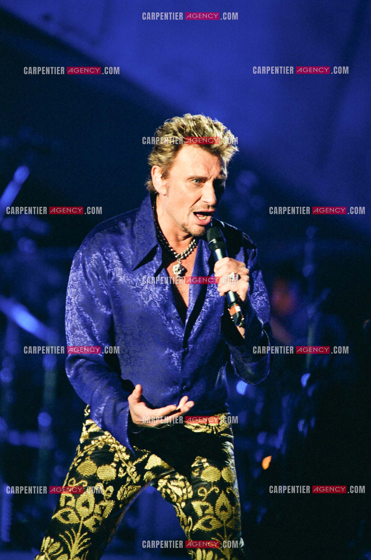 Le chanteur Johnny Hallyday en concert aux pieds de la Tour Eiffel pour la fête Nationnale du 14 juillet organisé par la ville de Paris en 2000.   ( Exclusif )