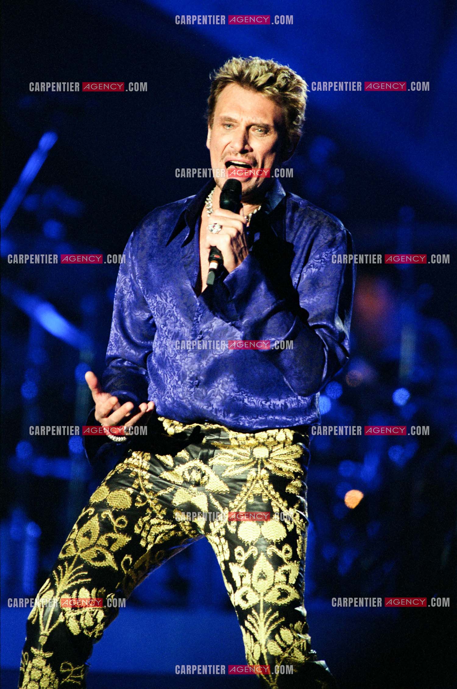 Le chanteur Johnny Hallyday en concert aux pieds de la Tour Eiffel pour la fête Nationnale du 14 juillet organisé par la ville de Paris en 2000.   ( Exclusif )