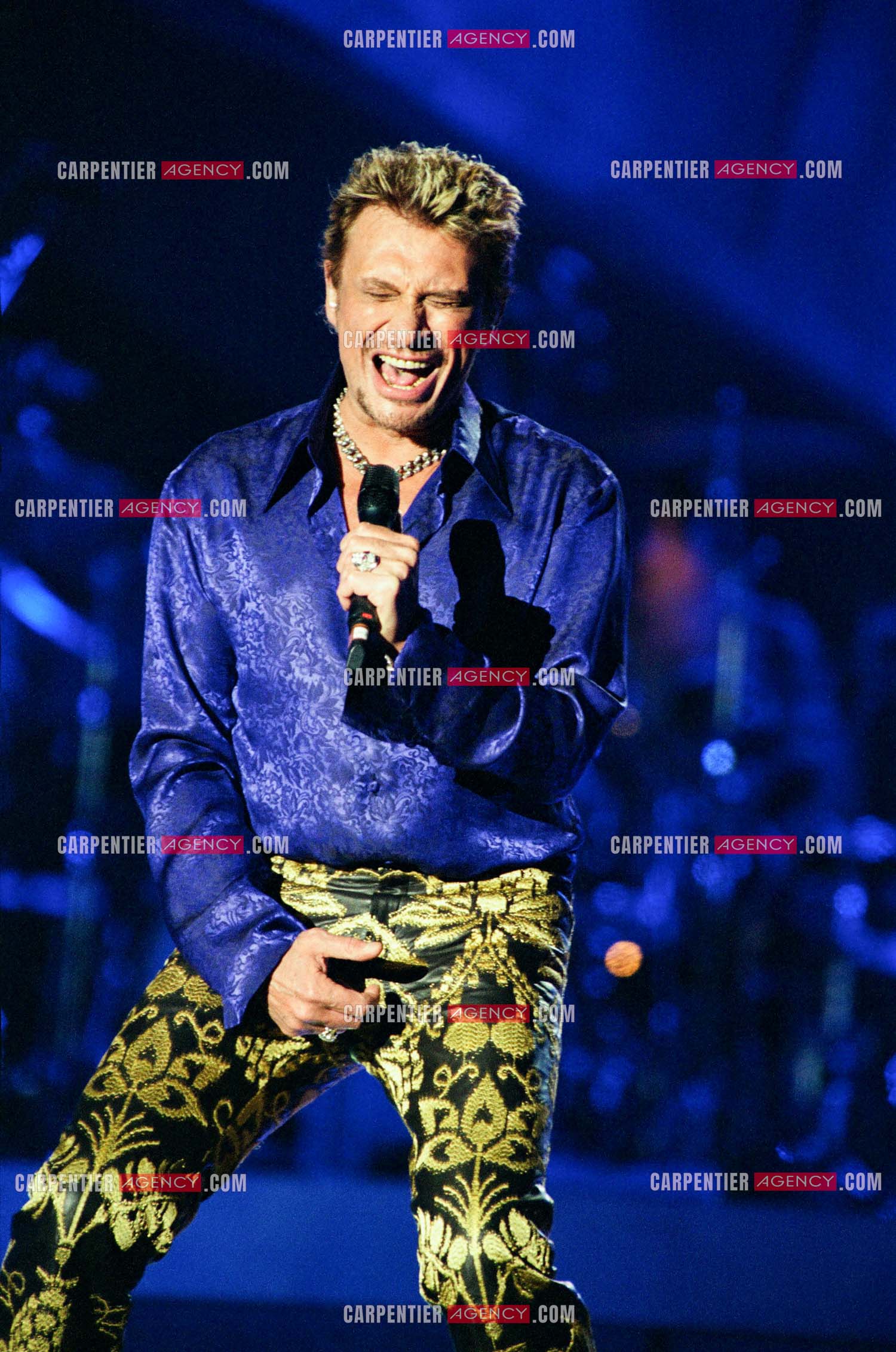 Le chanteur Johnny Hallyday en concert aux pieds de la Tour Eiffel pour la fête Nationnale du 14 juillet organisé par la ville de Paris en 2000.   ( Exclusif )