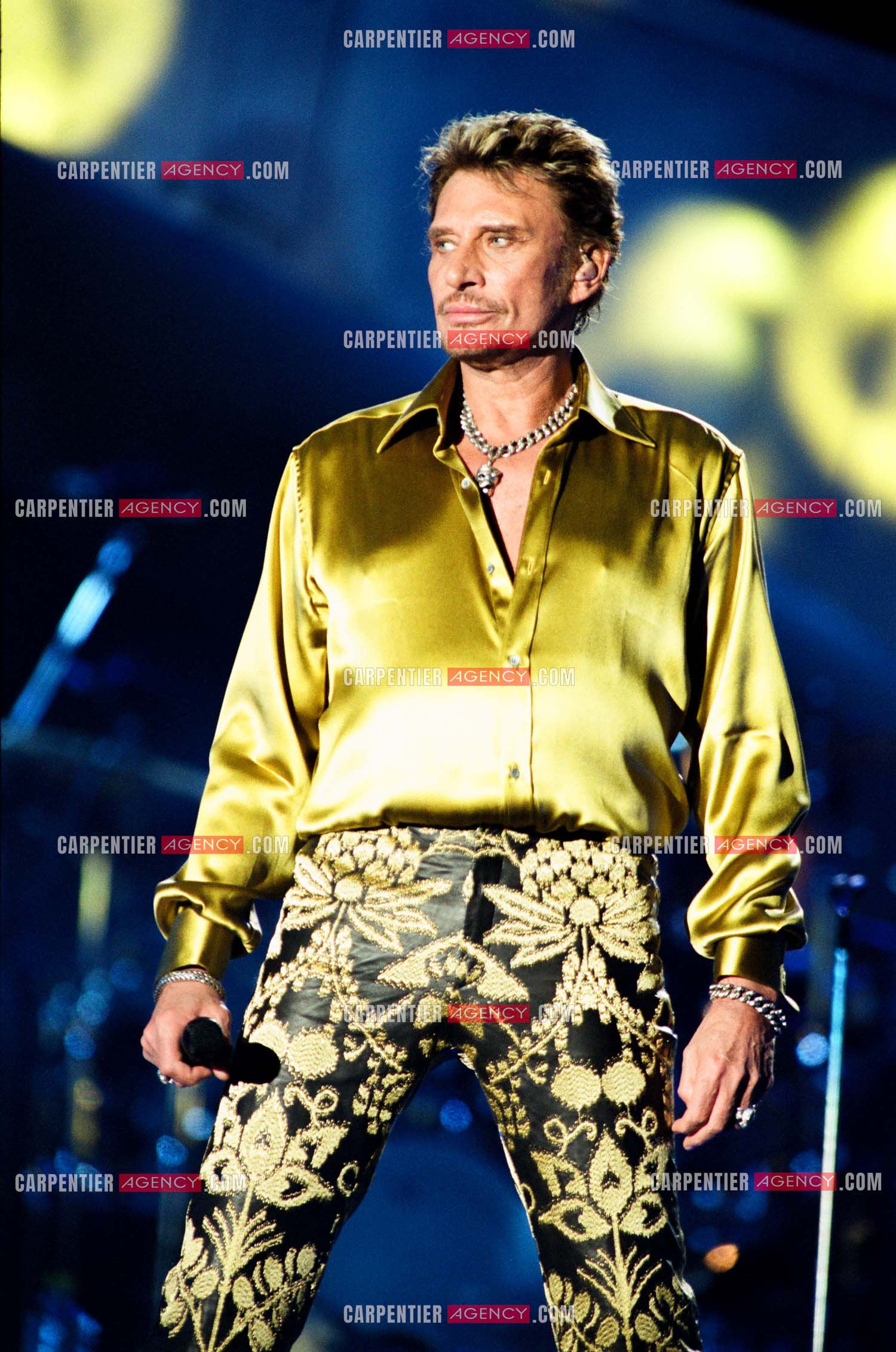Le chanteur Johnny Hallyday en concert aux pieds de la Tour Eiffel pour la fête Nationnale du 14 juillet organisé par la ville de Paris en 2000.   ( Exclusif )