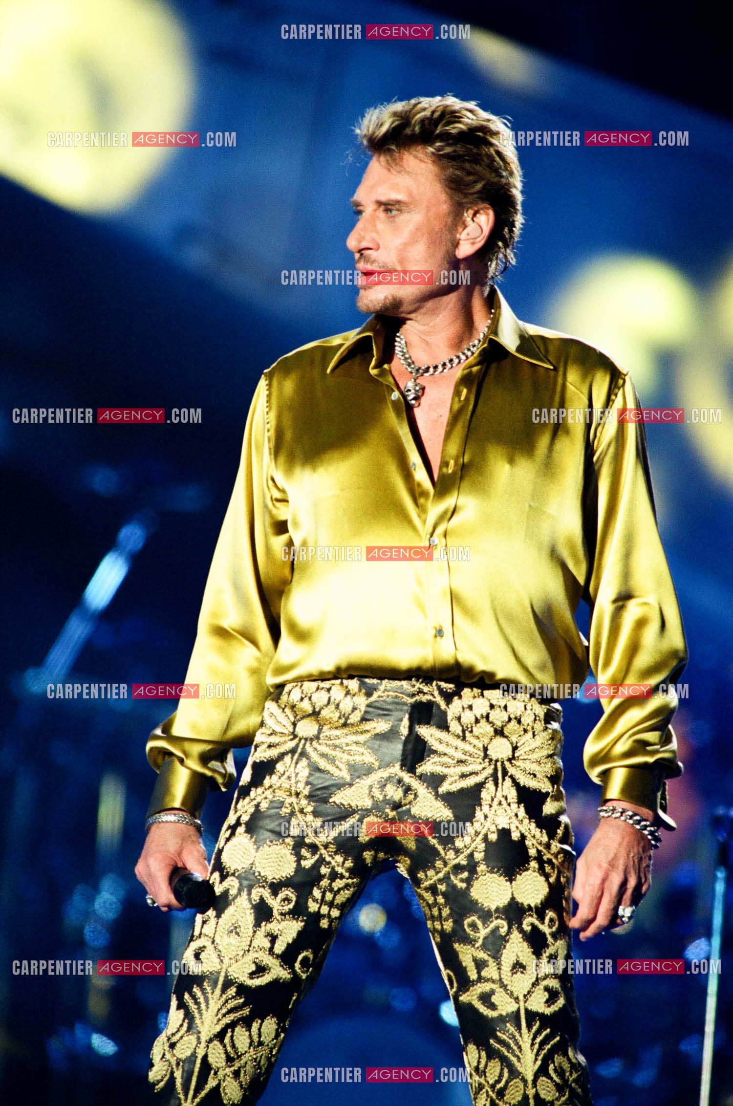 Le chanteur Johnny Hallyday en concert aux pieds de la Tour Eiffel pour la fête Nationnale du 14 juillet organisé par la ville de Paris en 2000.   ( Exclusif )