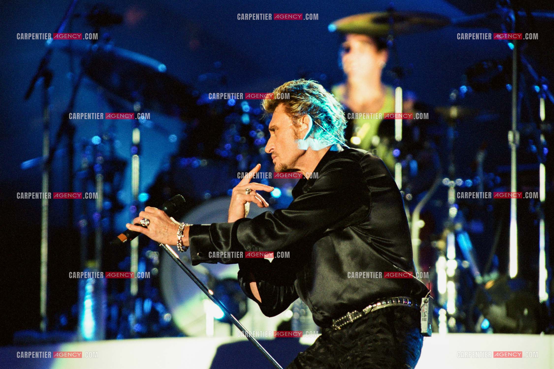 Le chanteur Johnny Hallyday en concert aux pieds de la Tour Eiffel pour la fête Nationnale du 14 juillet organisé par la ville de Paris en 2000.   ( Exclusif )